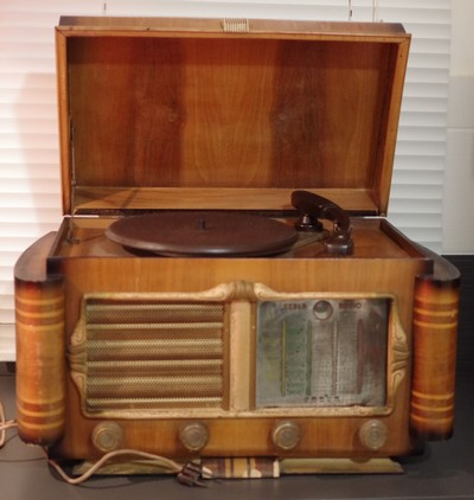 TSF radio station and built-in disc turntable model "reela prestige" 1948