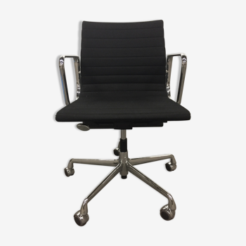 Eames aluminium chair ea 117 by Charles & Ray Eemas for Vitra