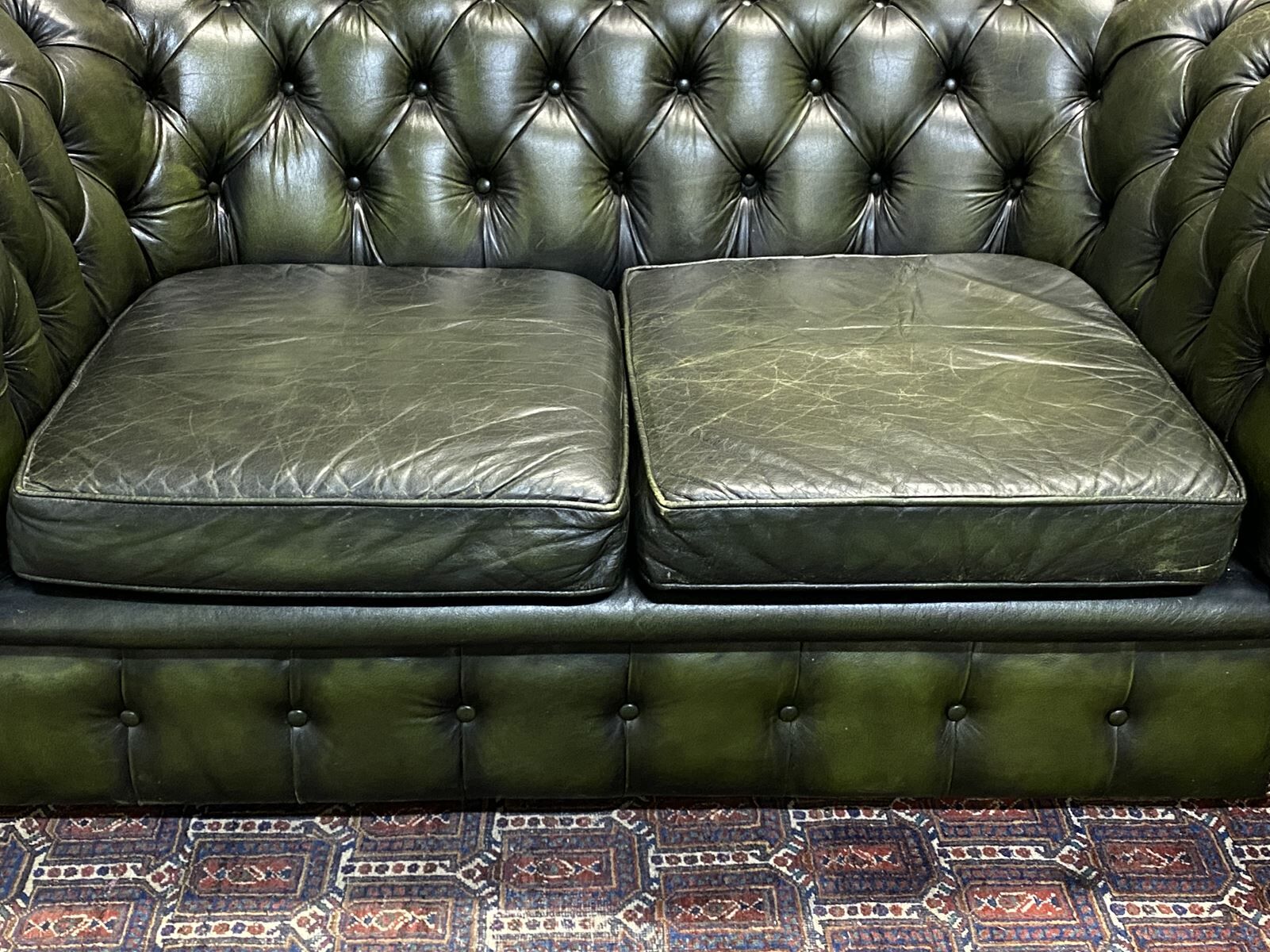 Chesterfield 2-seater green leather sofa from the 1980s