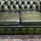 Chesterfield 2-seater green leather sofa from the 1980s