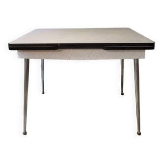Extendable table in formica