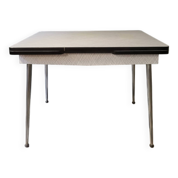 Extendable table in formica
