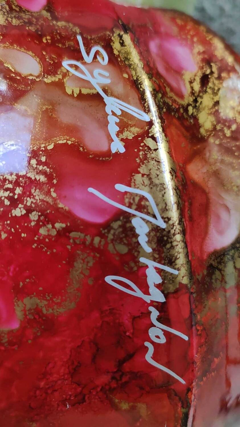 Gadrooned ball vase, in lacquered Art glass. Decor: pink tones of smoke, gold powder inclusions. Signed Sylvie Montagnon. Size 20 x 20 cm