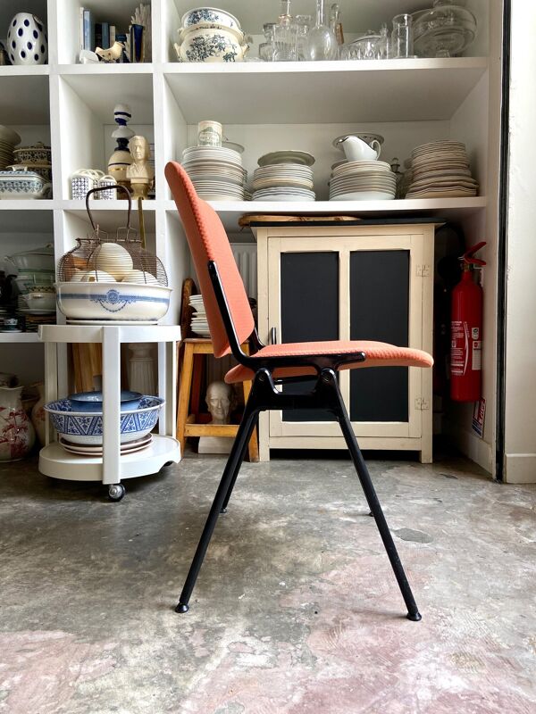 Chaise en coton pêche et métal noir, années 1960