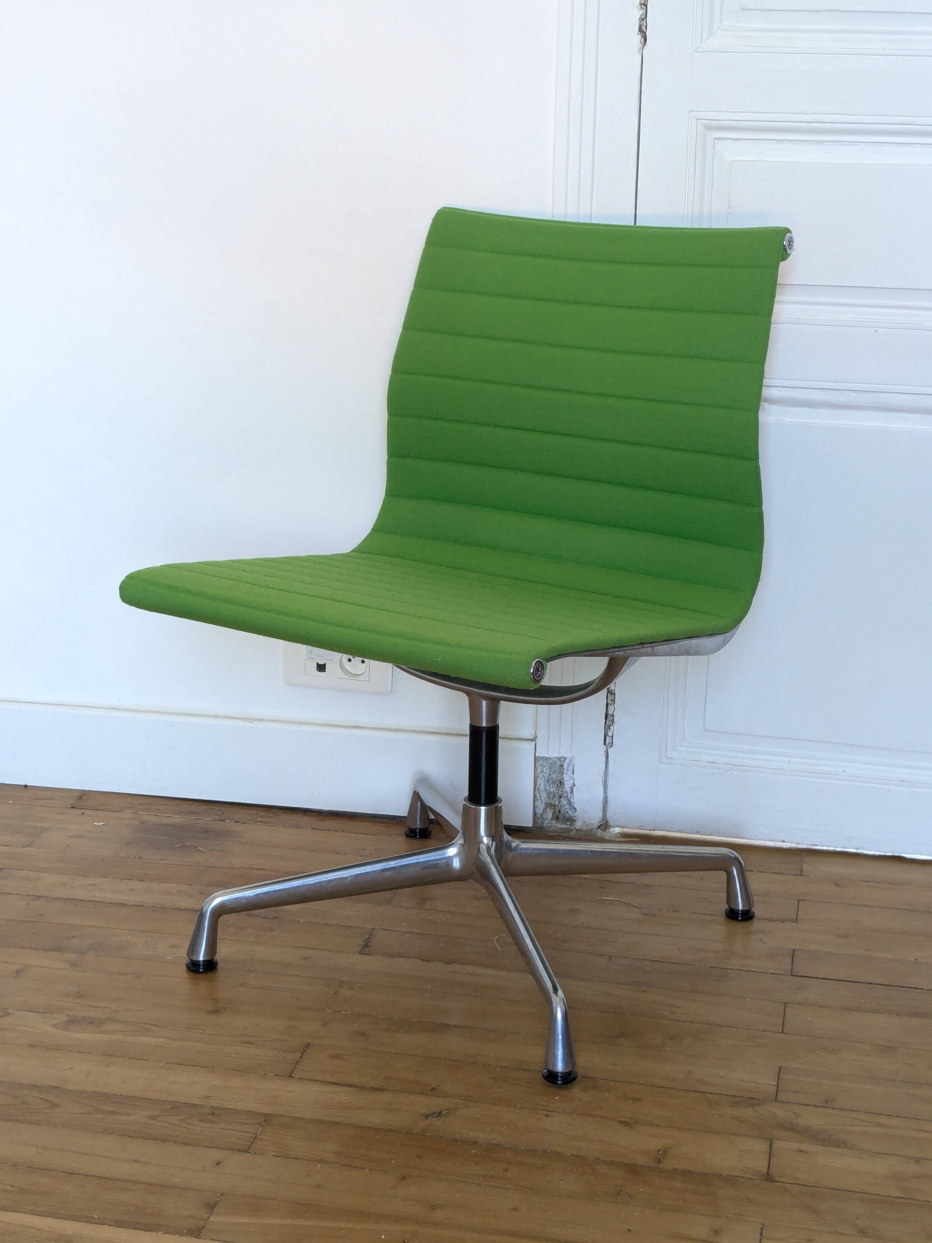 Charles Eames EA 107 swivel chair by Vitra - Green