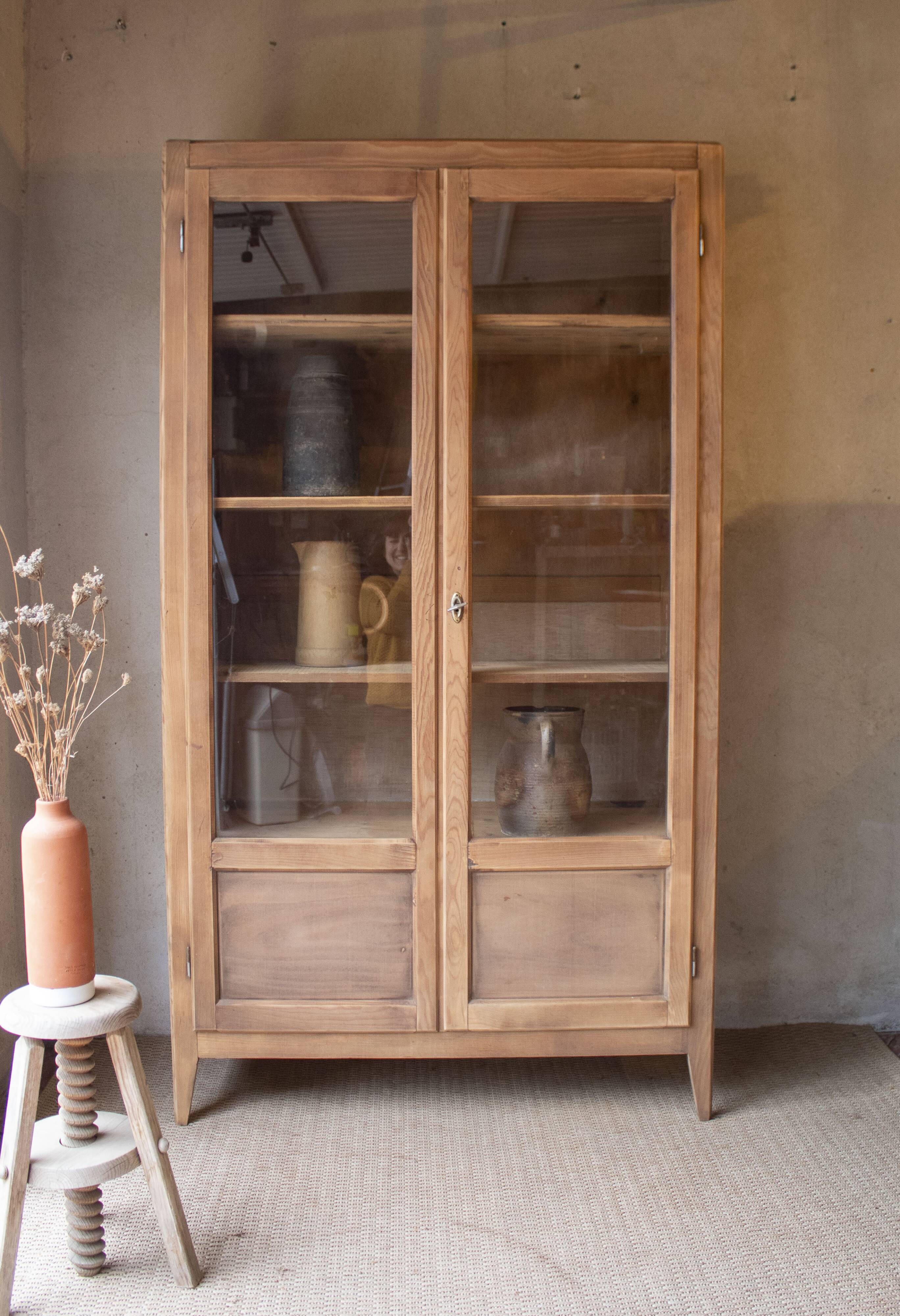 Armoire bibliotheque vitrée parisienne