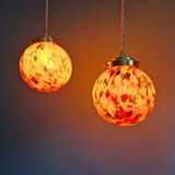 Duo de suspensions Art Déco en verre moucheté multicolore, 1930