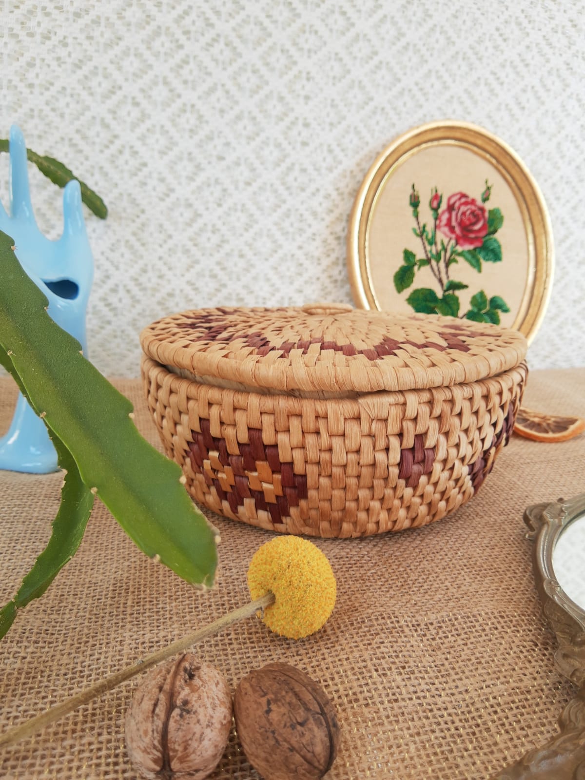 Round raffia box - vintage