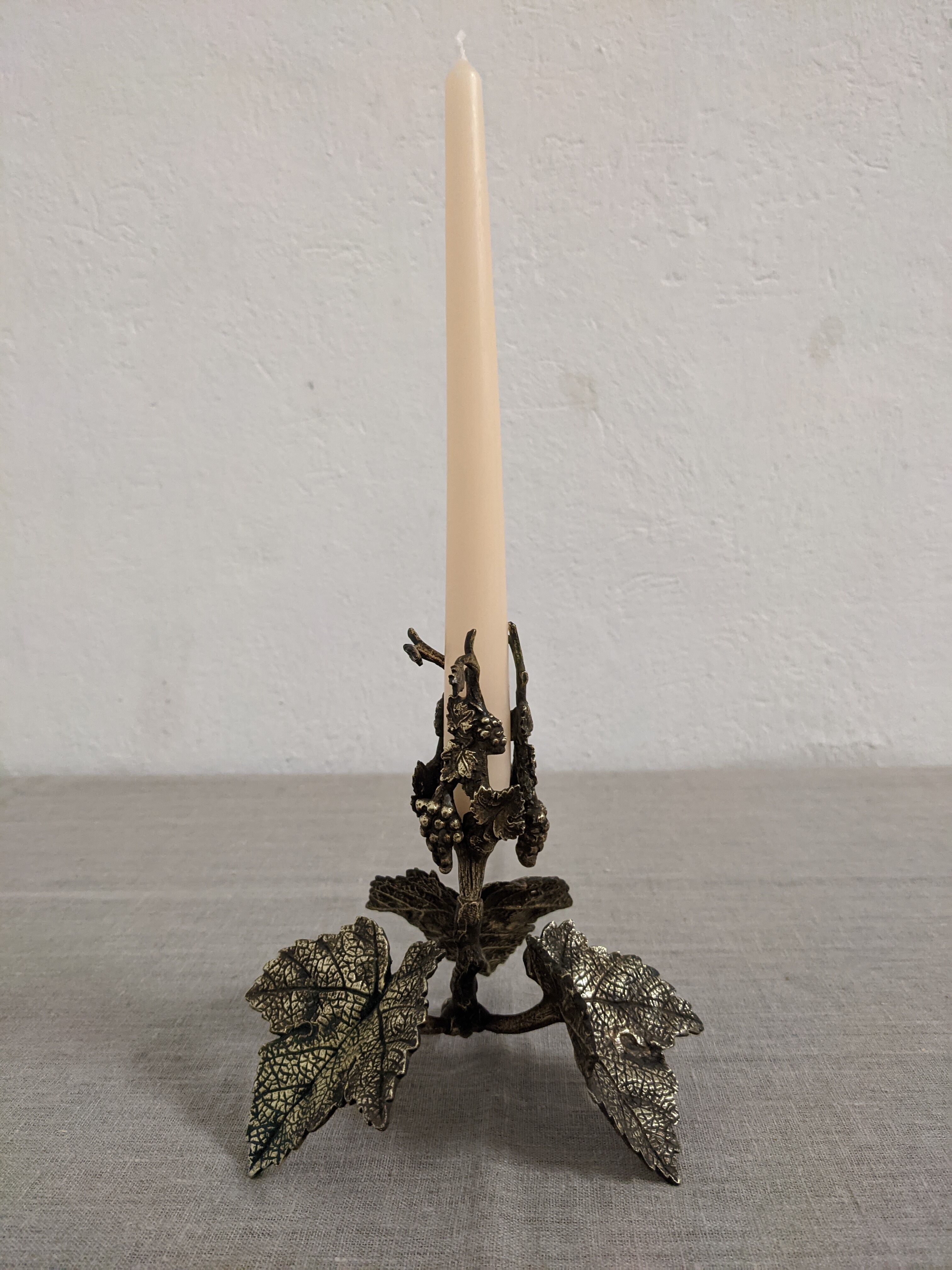 Bougeoir en bronze à décor naturaliste