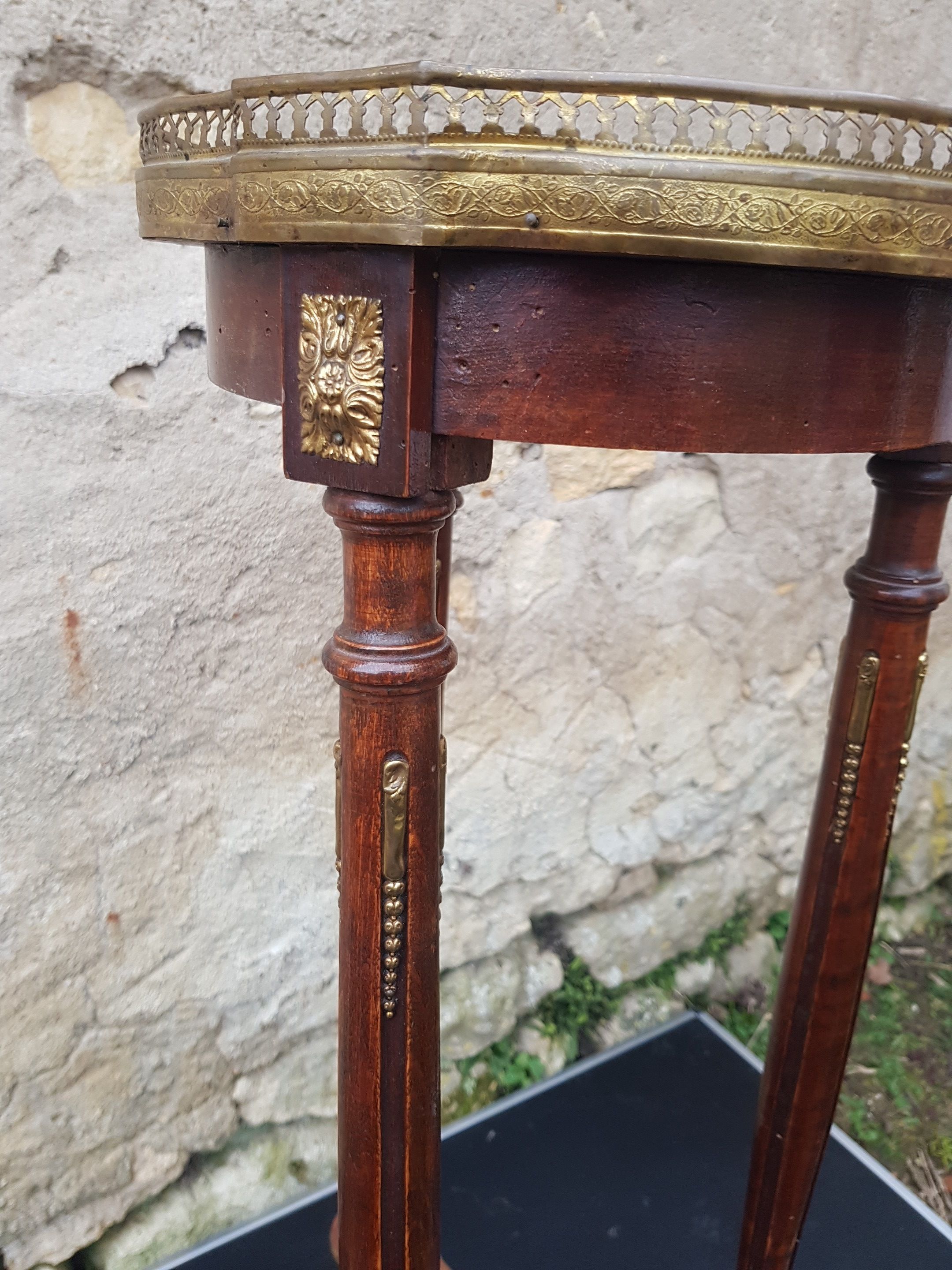 Very nice wooden pedestal