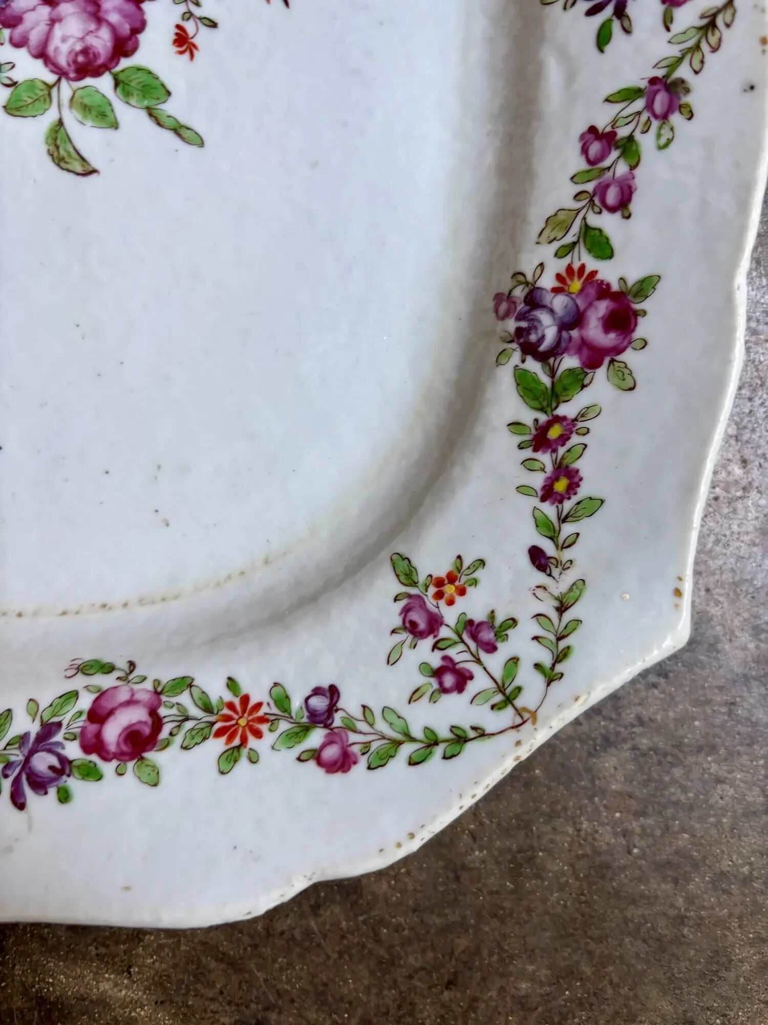 Rectangular plate from the East India Company with floral decoration, 18th century.