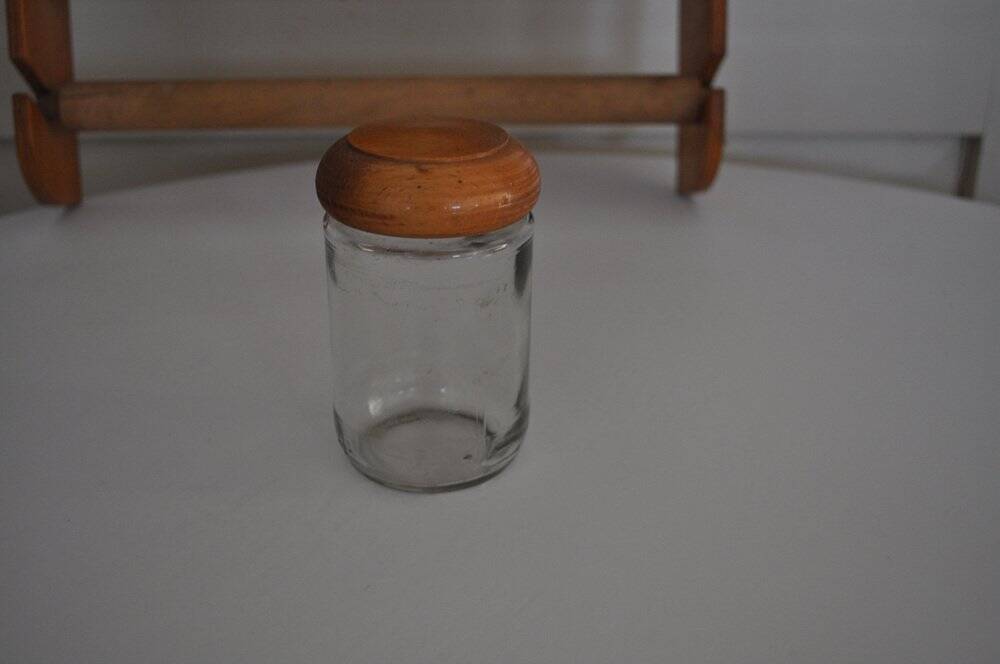 Brown wooden wall spice rack with a set of 6 glass jars, 1950s vintage style.