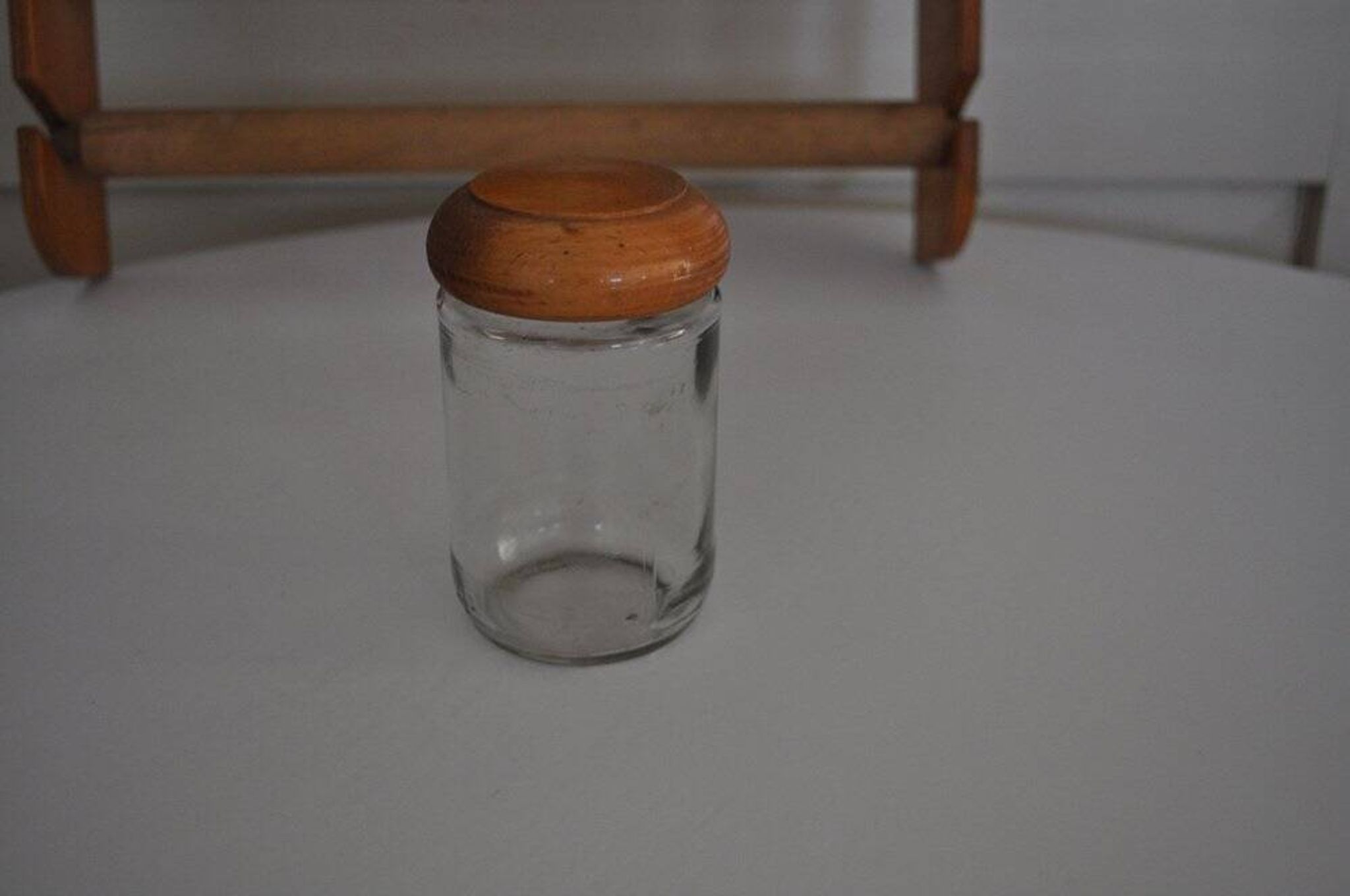 Brown wooden wall spice rack with a set of 6 glass jars, 1950s vintage style.