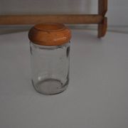 Brown wooden wall spice rack with a set of 6 glass jars, 1950s vintage style.