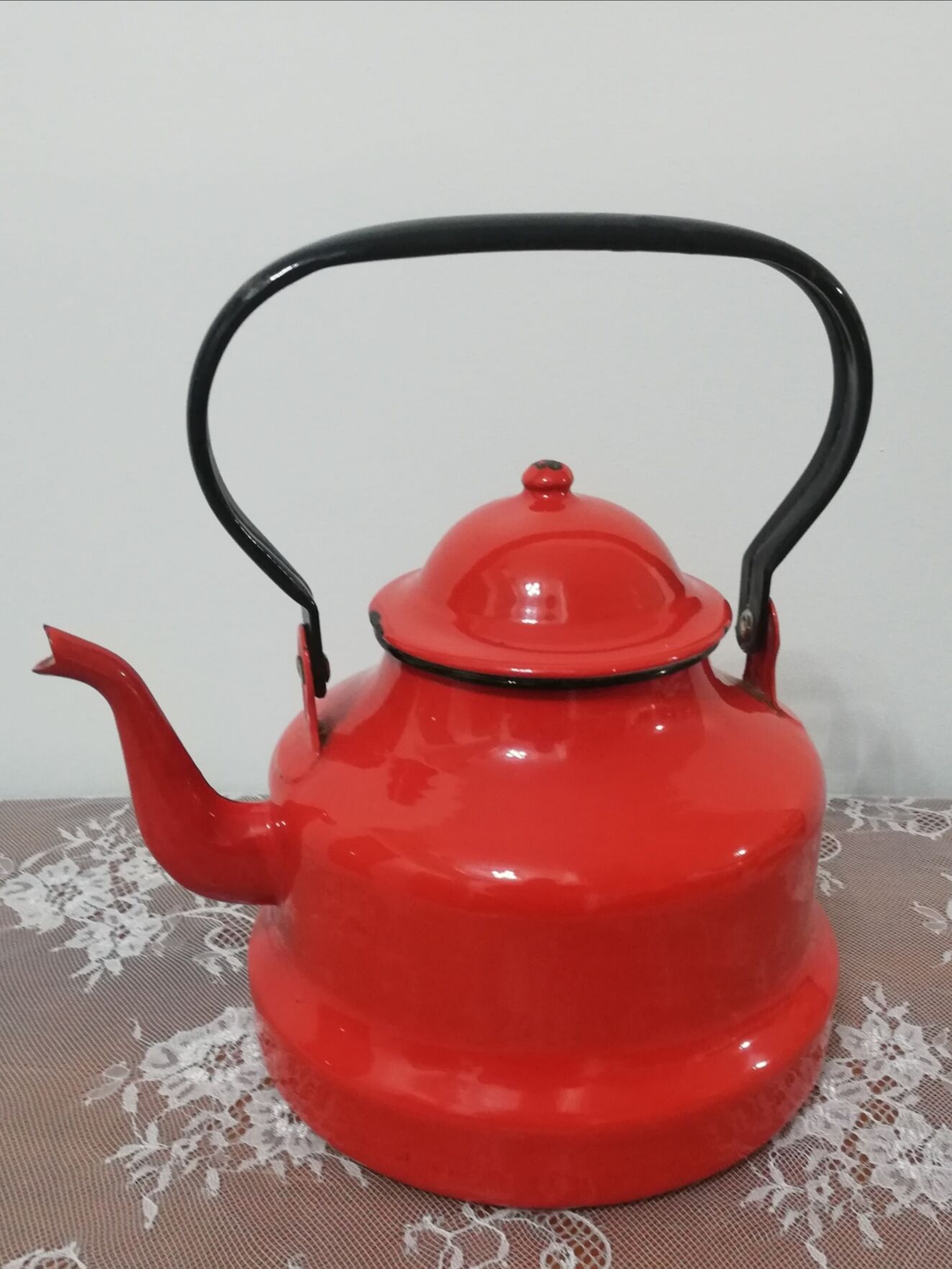 Red enamelled sheet metal kettle