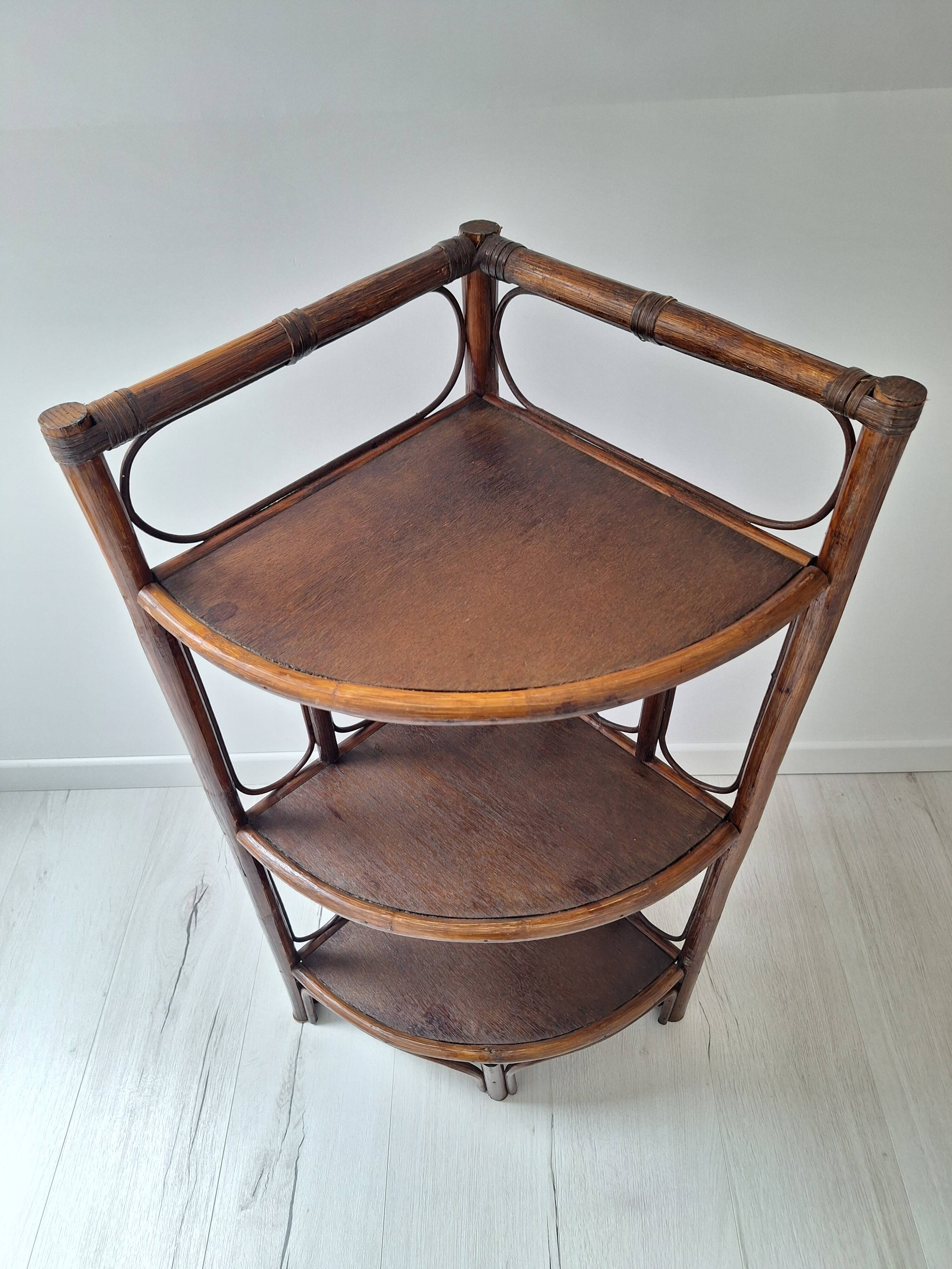 Etagère d'angle en rotin