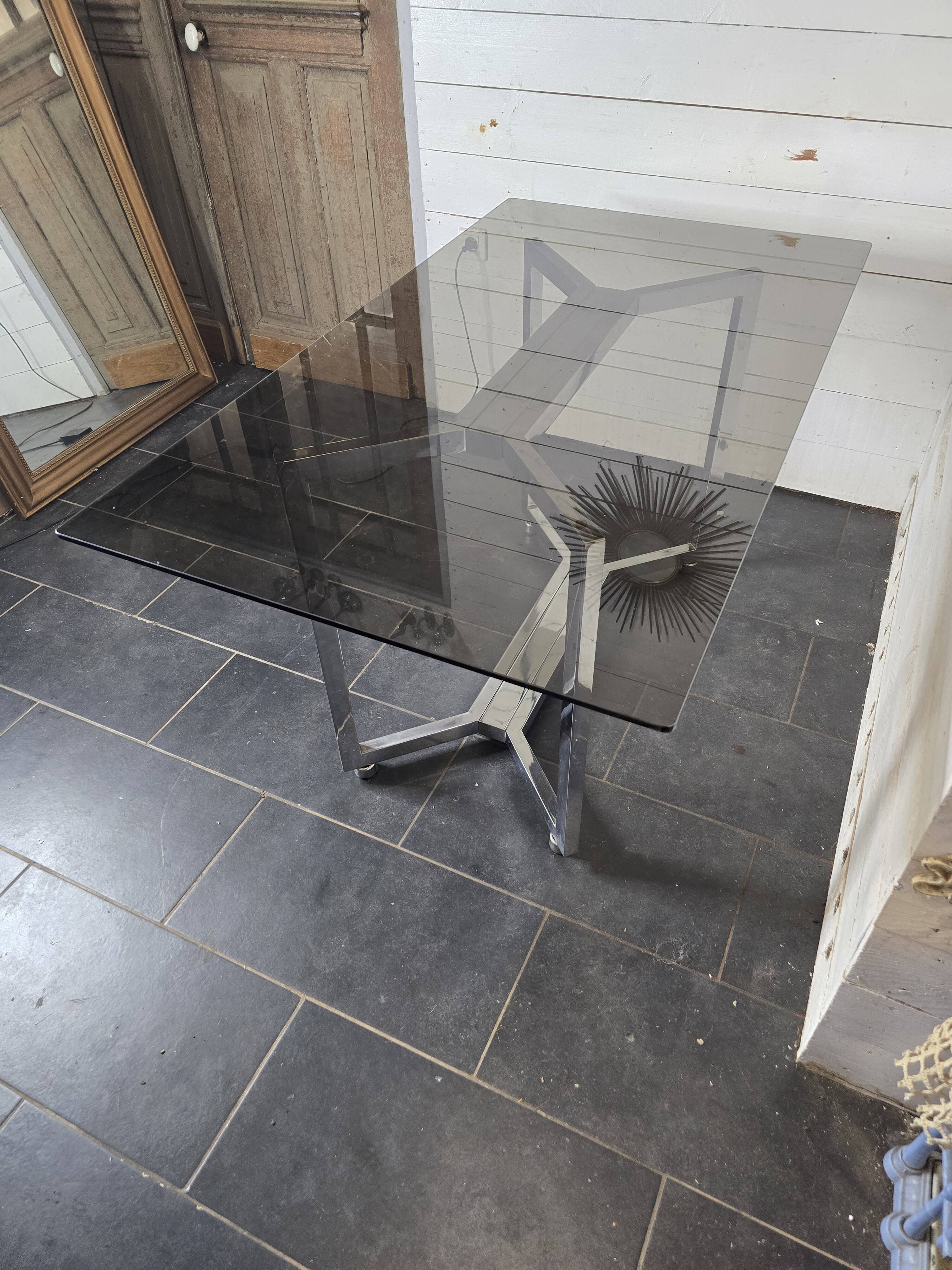 Table en métal chromé dessus verre fumé