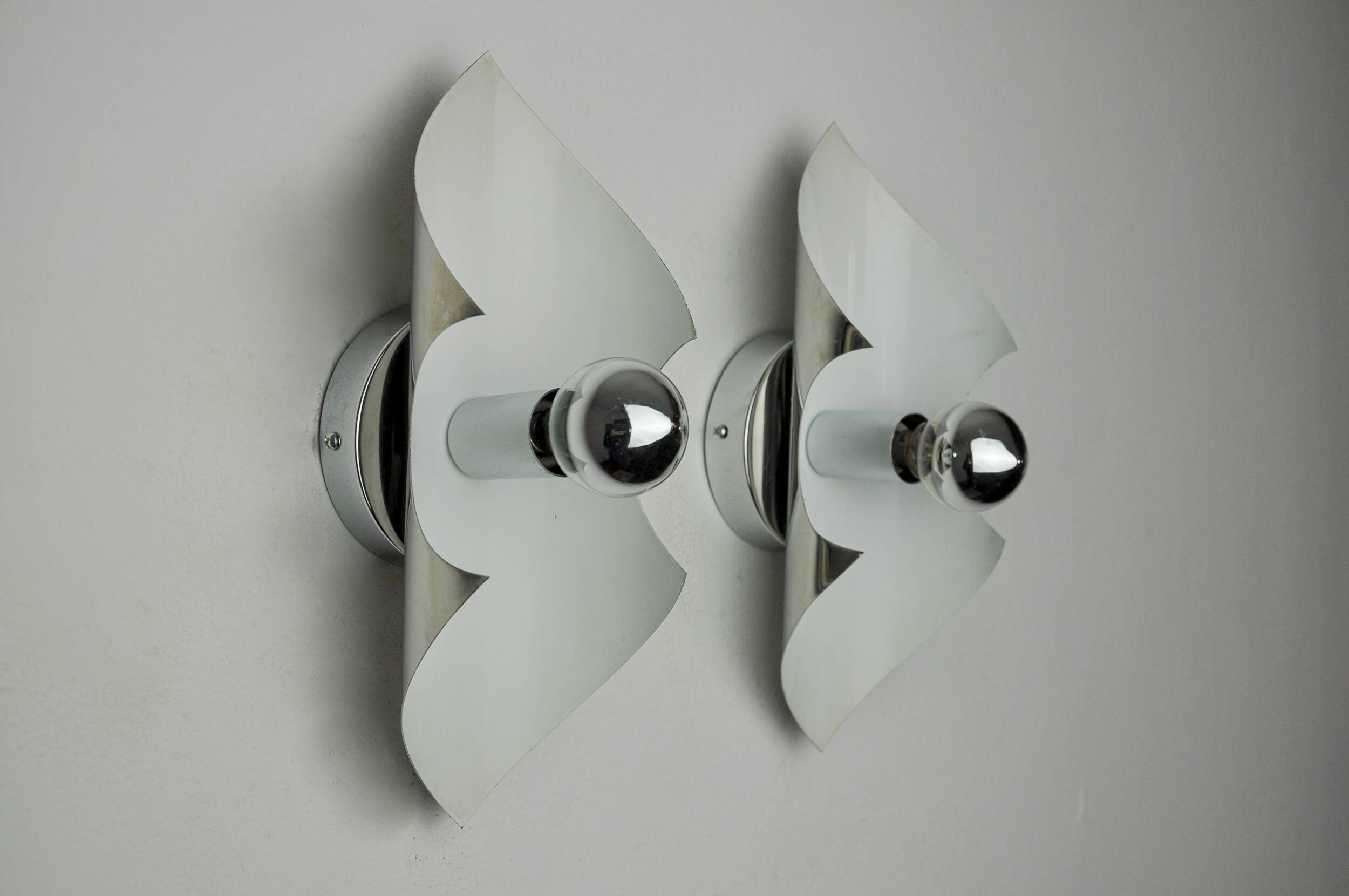 Pair of "folio" wall lights, space age, chromed metal, Italy, 1970