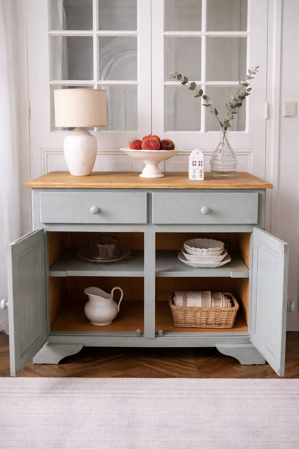 Compact buffet re-enchanted in grey-green, wooden top.