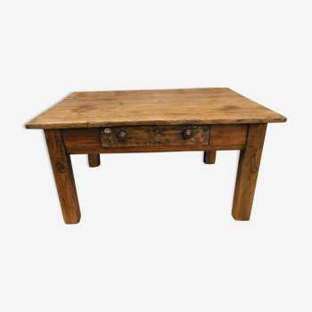 Ancienne table basse en bois avec tiroir central