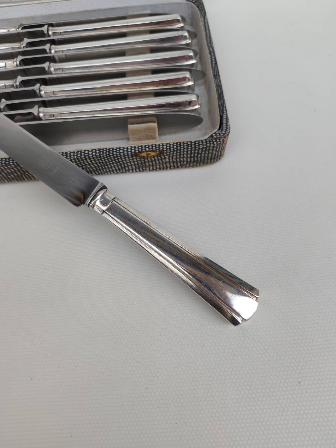Box of 12 table knives in silver metal, art deco period.