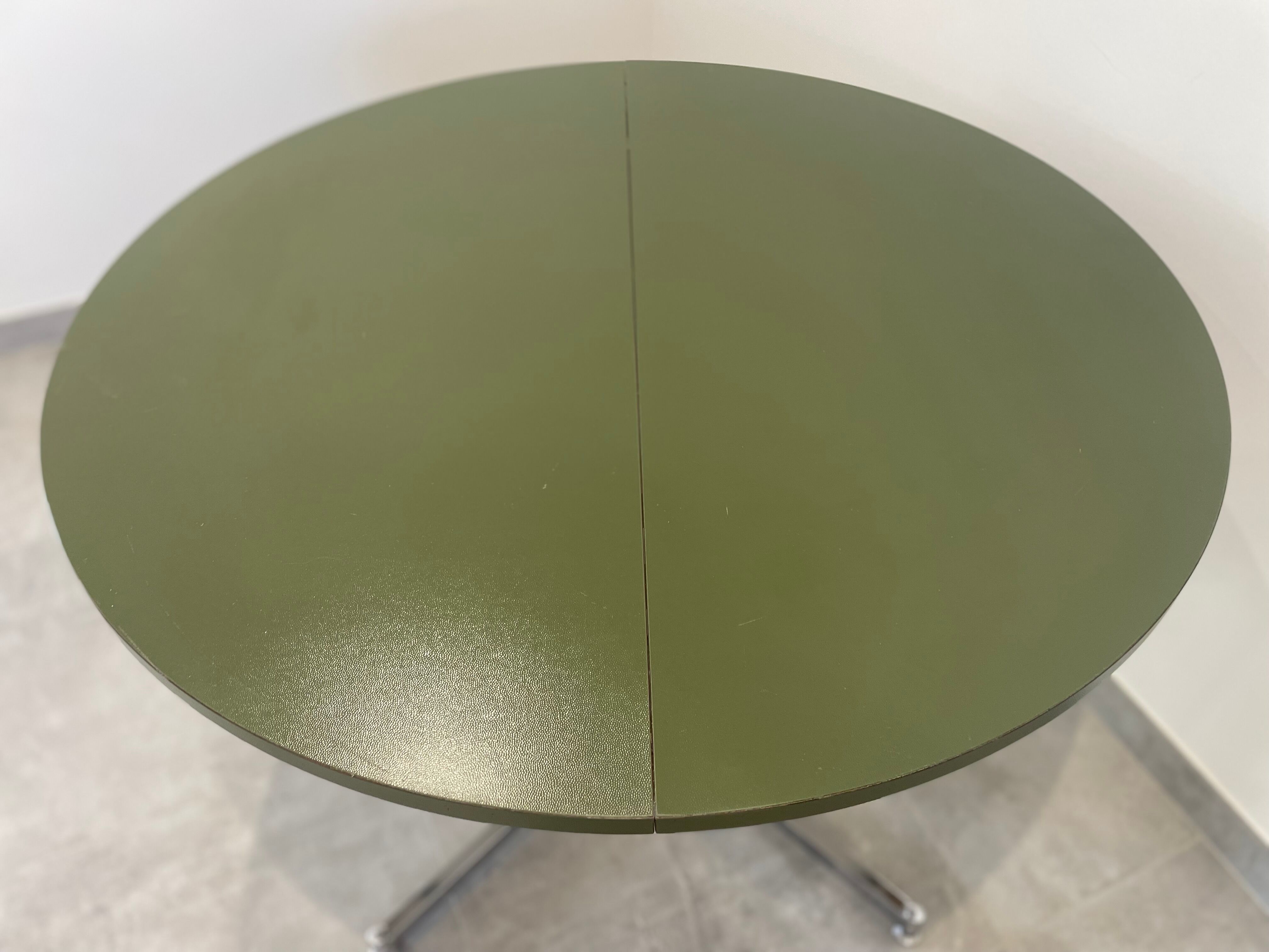 Extendable round table, foot chrome year 70