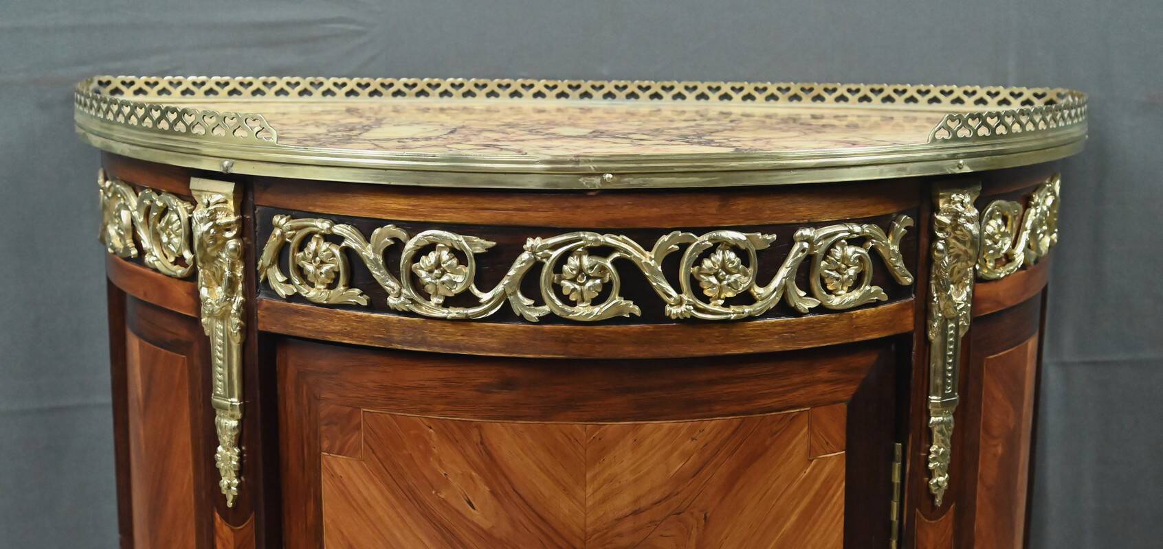 Small living room piece in precious wood marquetry, Louis XVI style – mid-19th century.