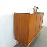 Teak kast met schuine poten en lades uit Zweden