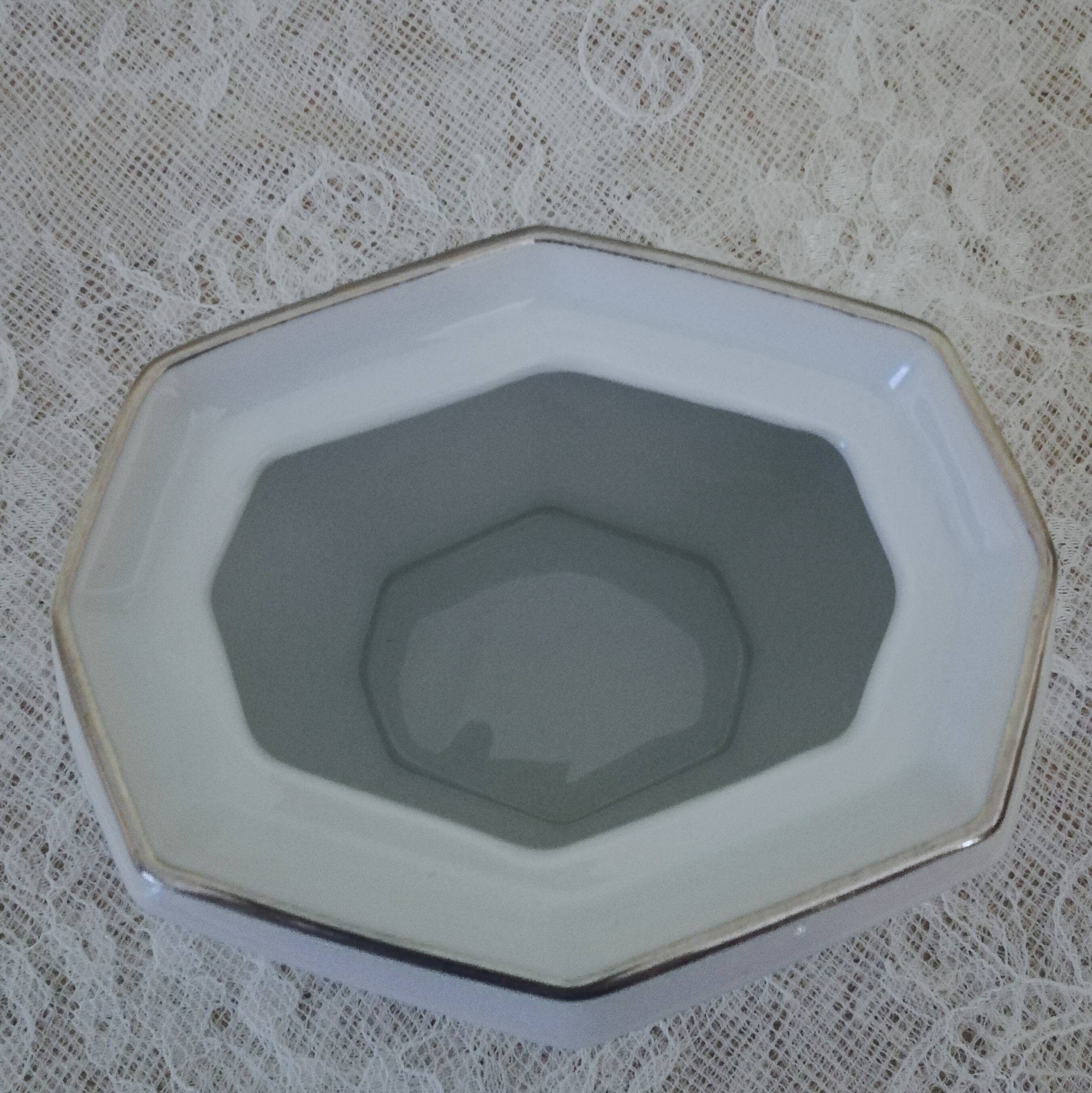 Sugar bowl or candy bowl