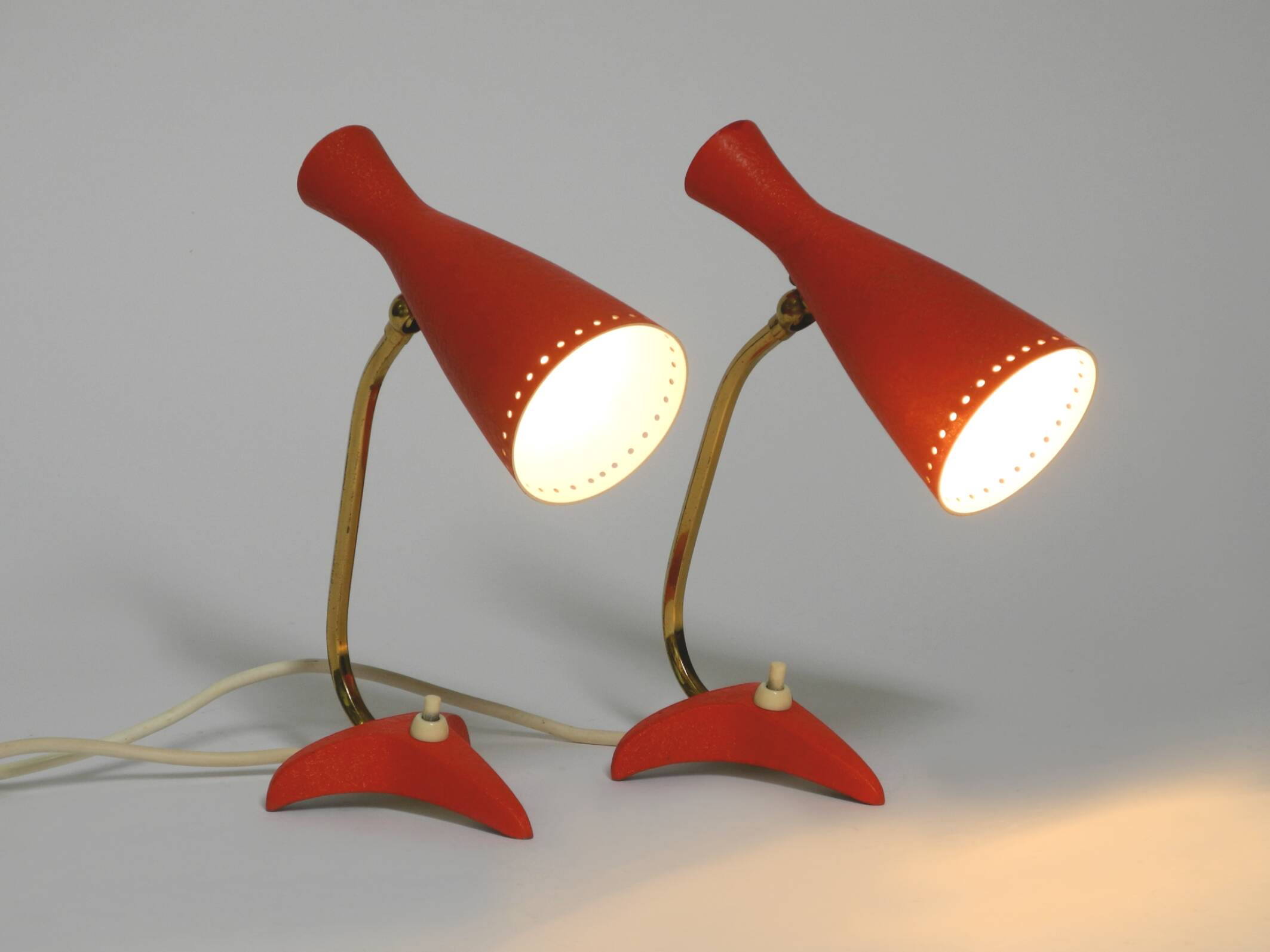 Paire de lampes de table Diabolo en forme de patte de corbeau rouges de style Mid Century Modern de Cosack.