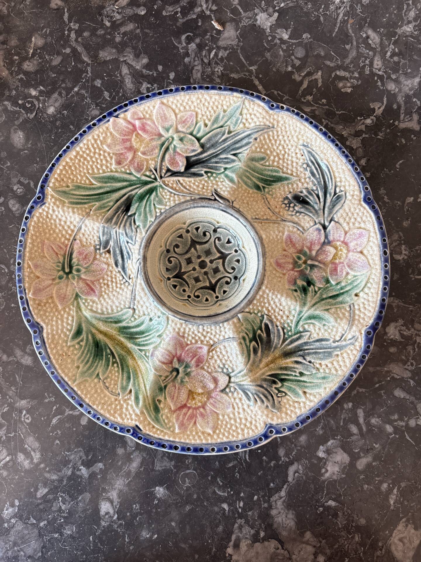 Antique oyster plate in majolica barbotine - Wasmuël Belgium,