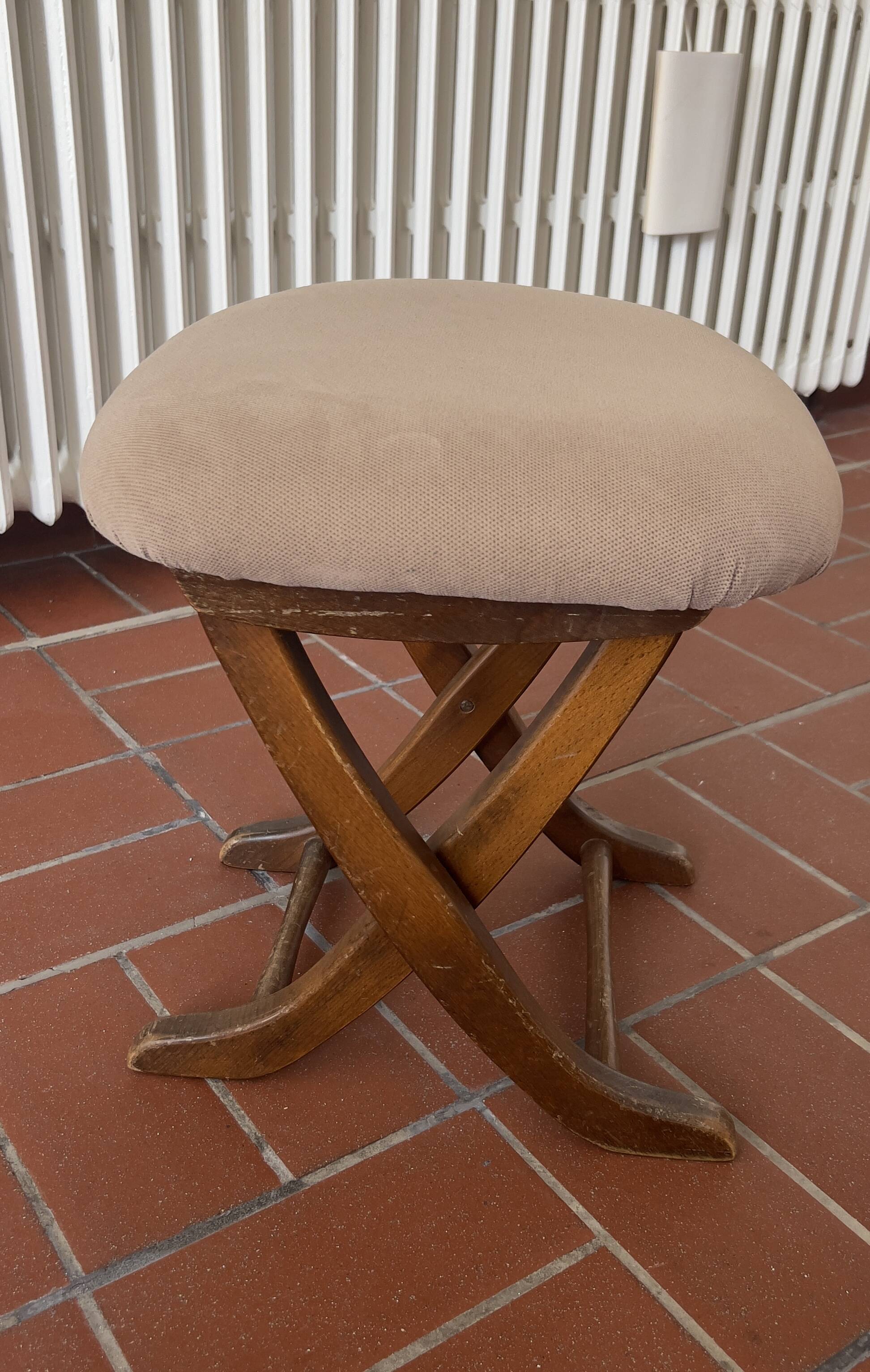 Folding footrest