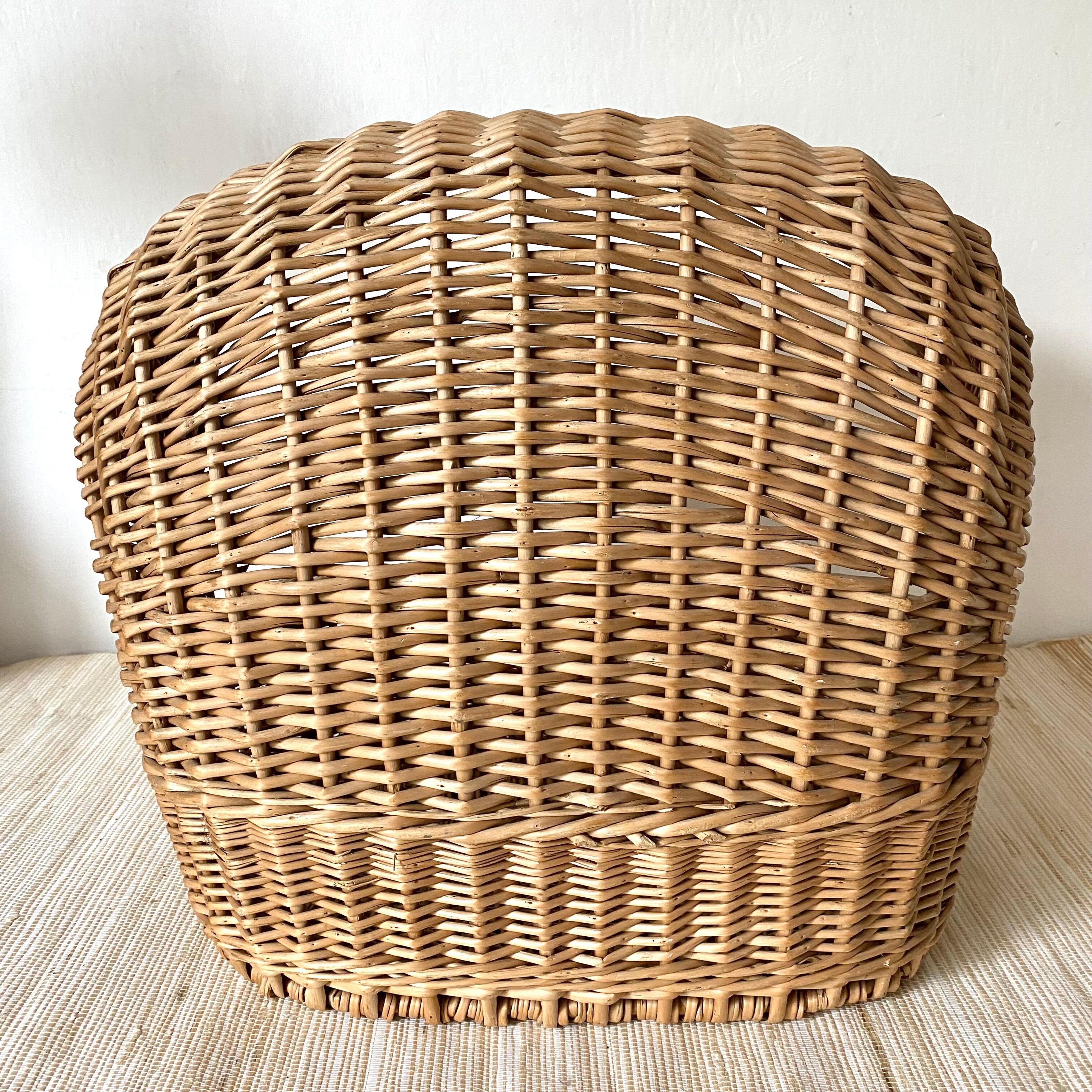 Woven wicker cat basket
