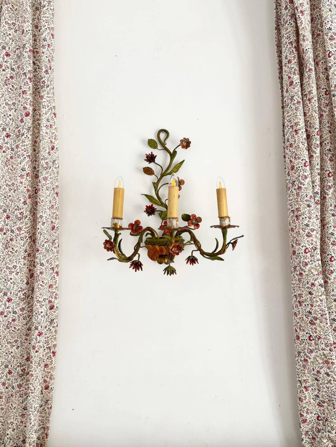 Antique Florentine wall light in painted wrought iron – Floral decoration – 20th century