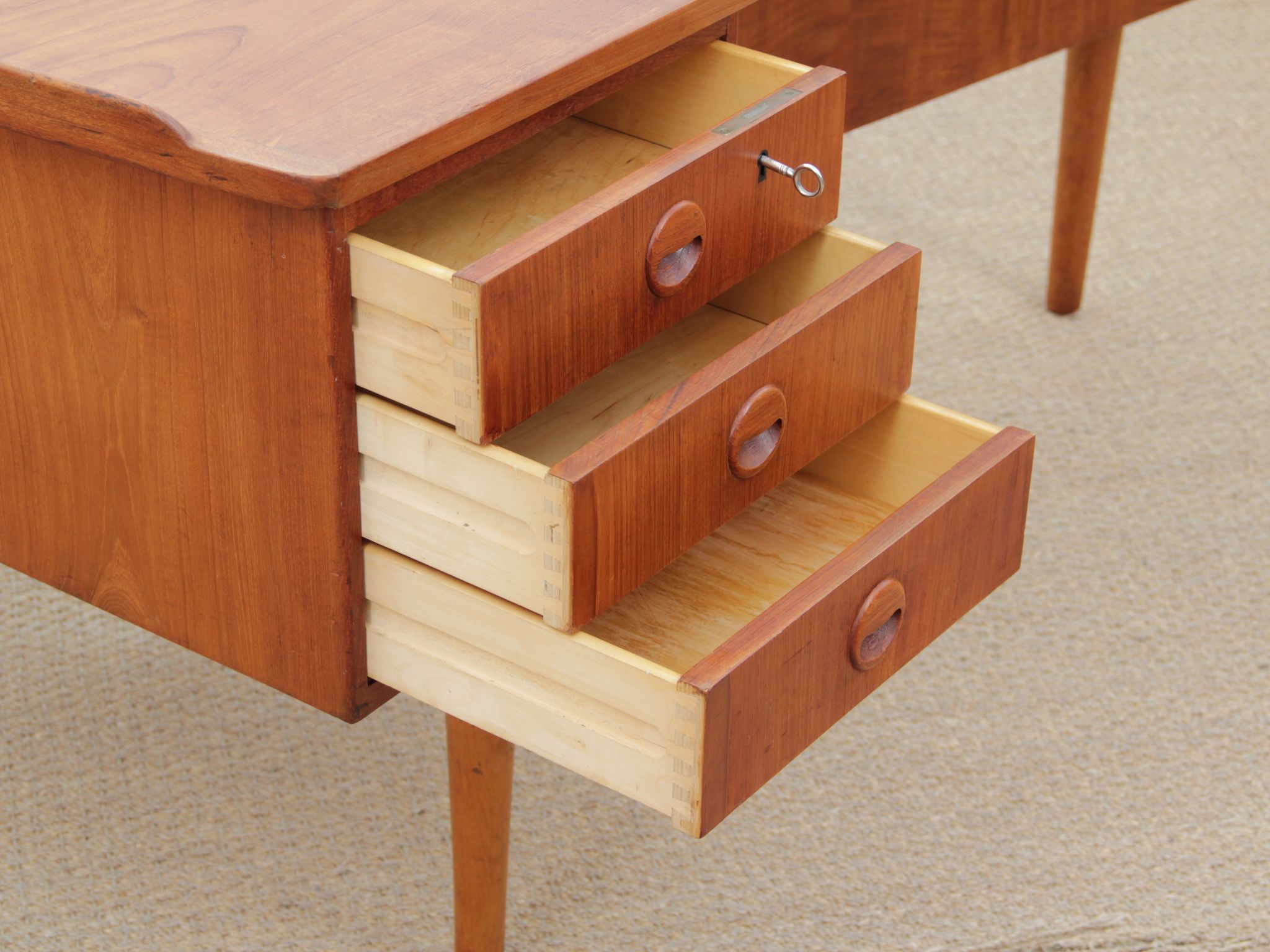 Bureau scandinave boomerang en teck d'Arne Hovmand Olsen