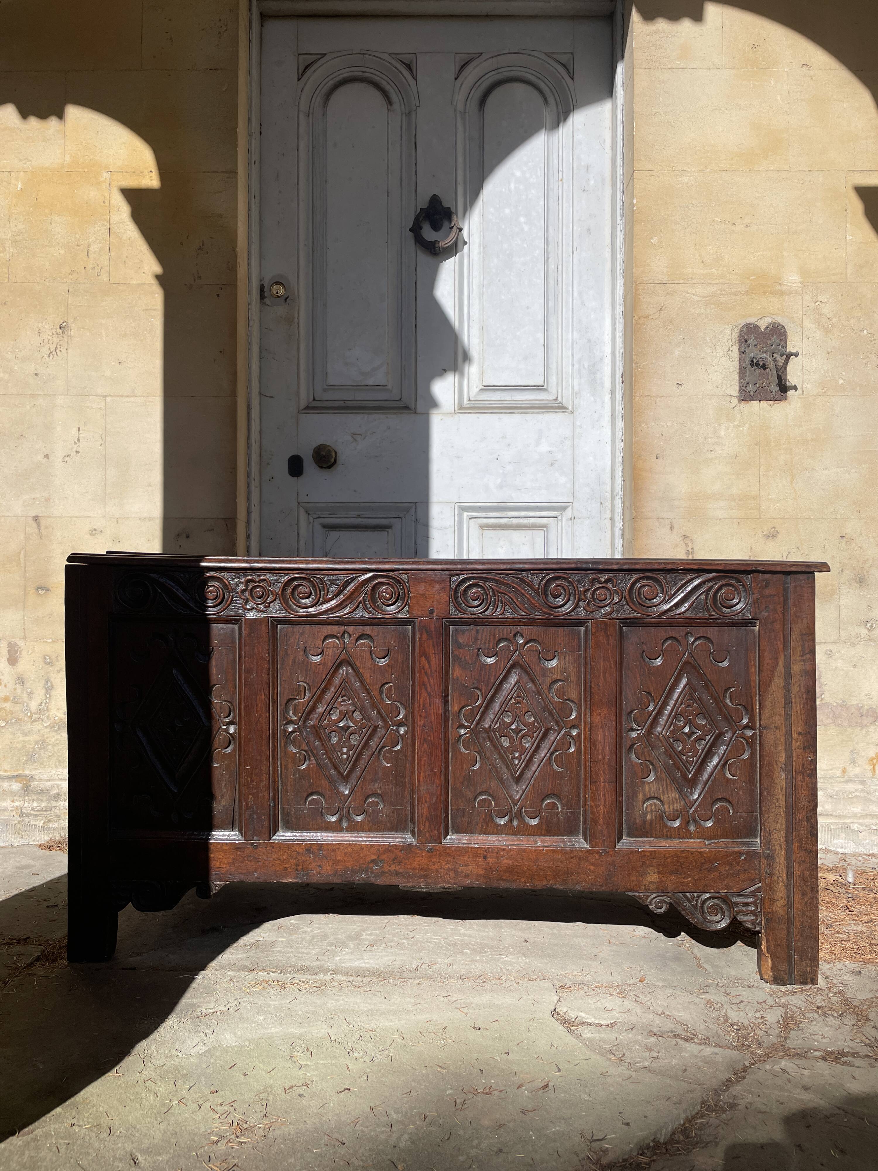 Grand coffre en chêne sculpté du 17ème siècle / coffre à couvertures vernaculaire
