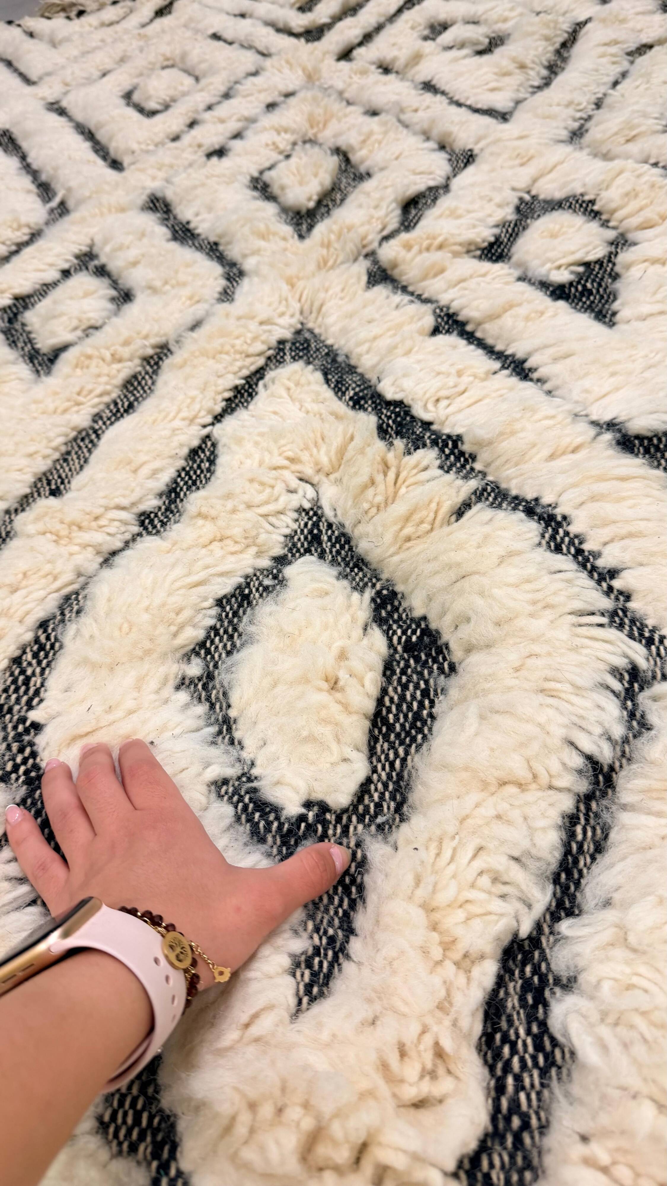 Tapis berbère en laine écrue à motifs noirs