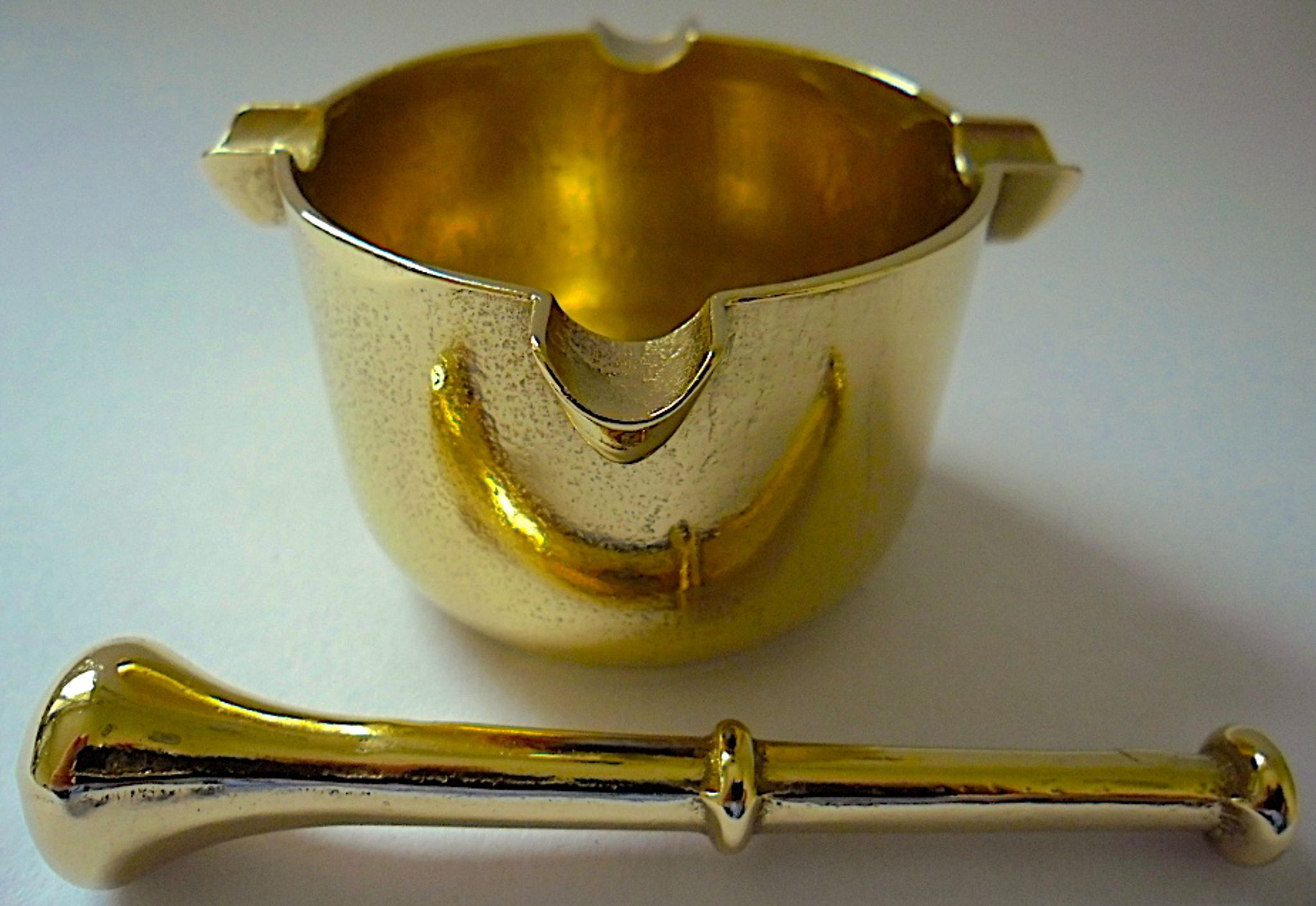 Three "vintage" bronze ashtrays with golden natural patina forming mortars with their drumsticks