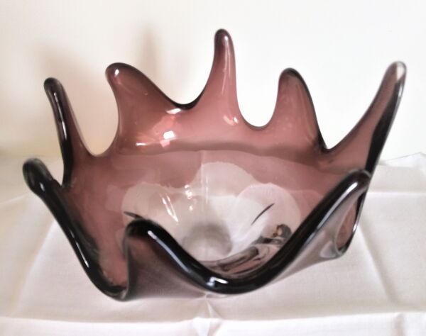 Vase en cristal en forme de méduse couleur aubergine fond en dégradé
