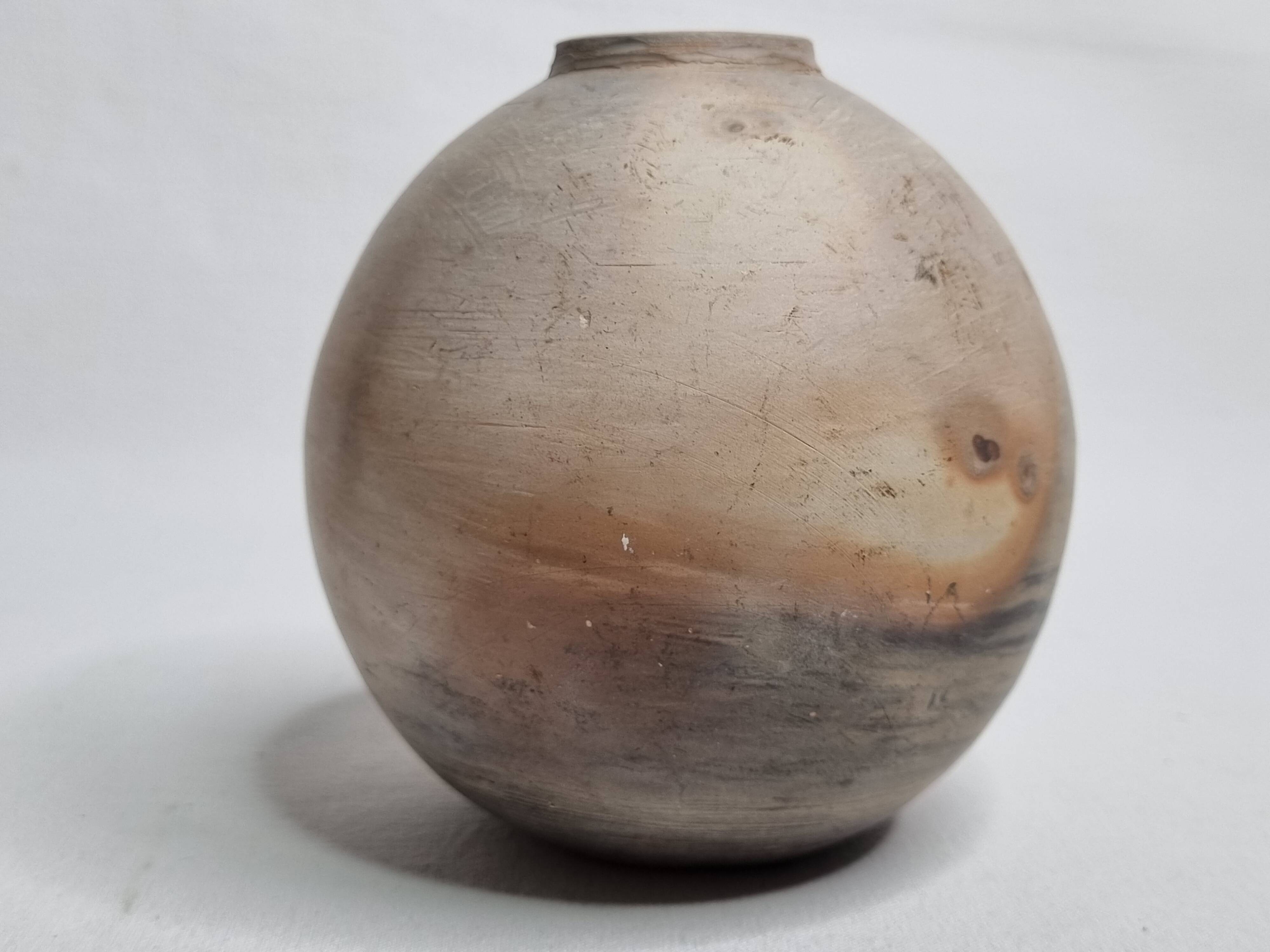 Round ceramic vase with raw finish, smoked firing, signed, late 20th century, 11 cm.