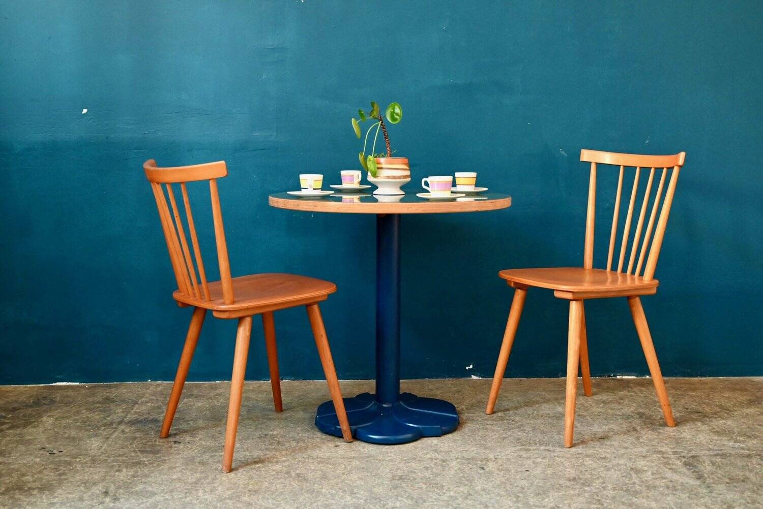 Round bistro table with tulip base in Art Deco style from the 1990s.