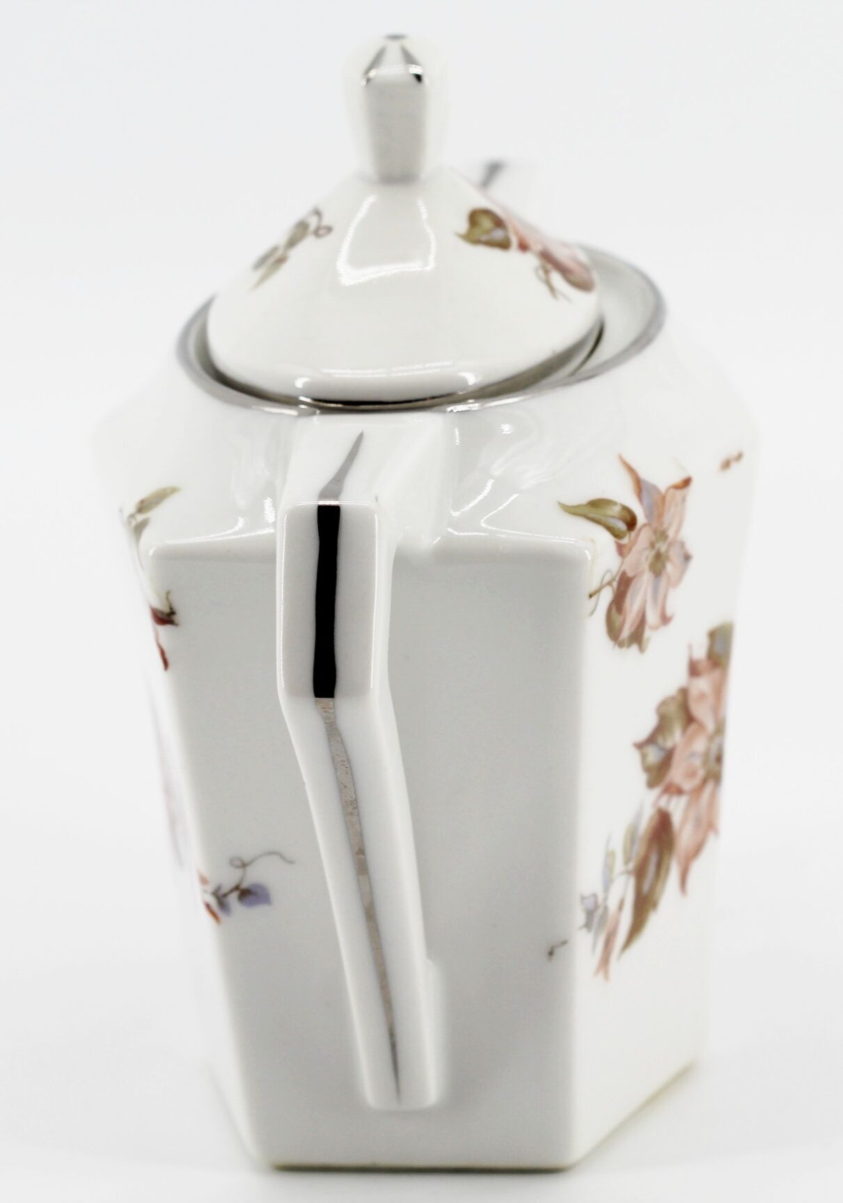 Lot teapot and sugar flowers in ancient ceramic