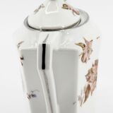 Lot teapot and sugar flowers in ancient ceramic