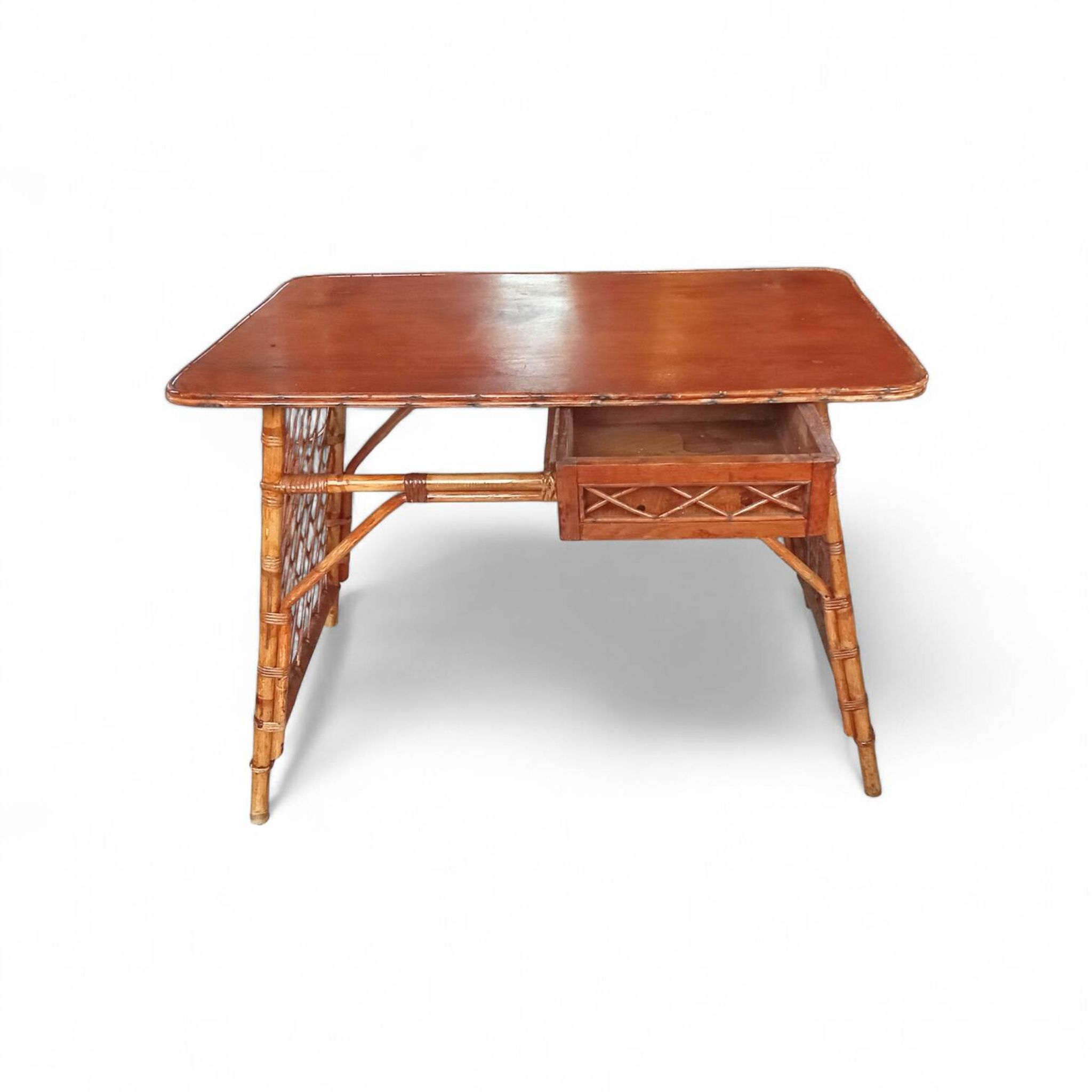 Bureau et fauteuil vintage en rotin
