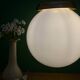 Suspension globe vintage XL en opaline blanche