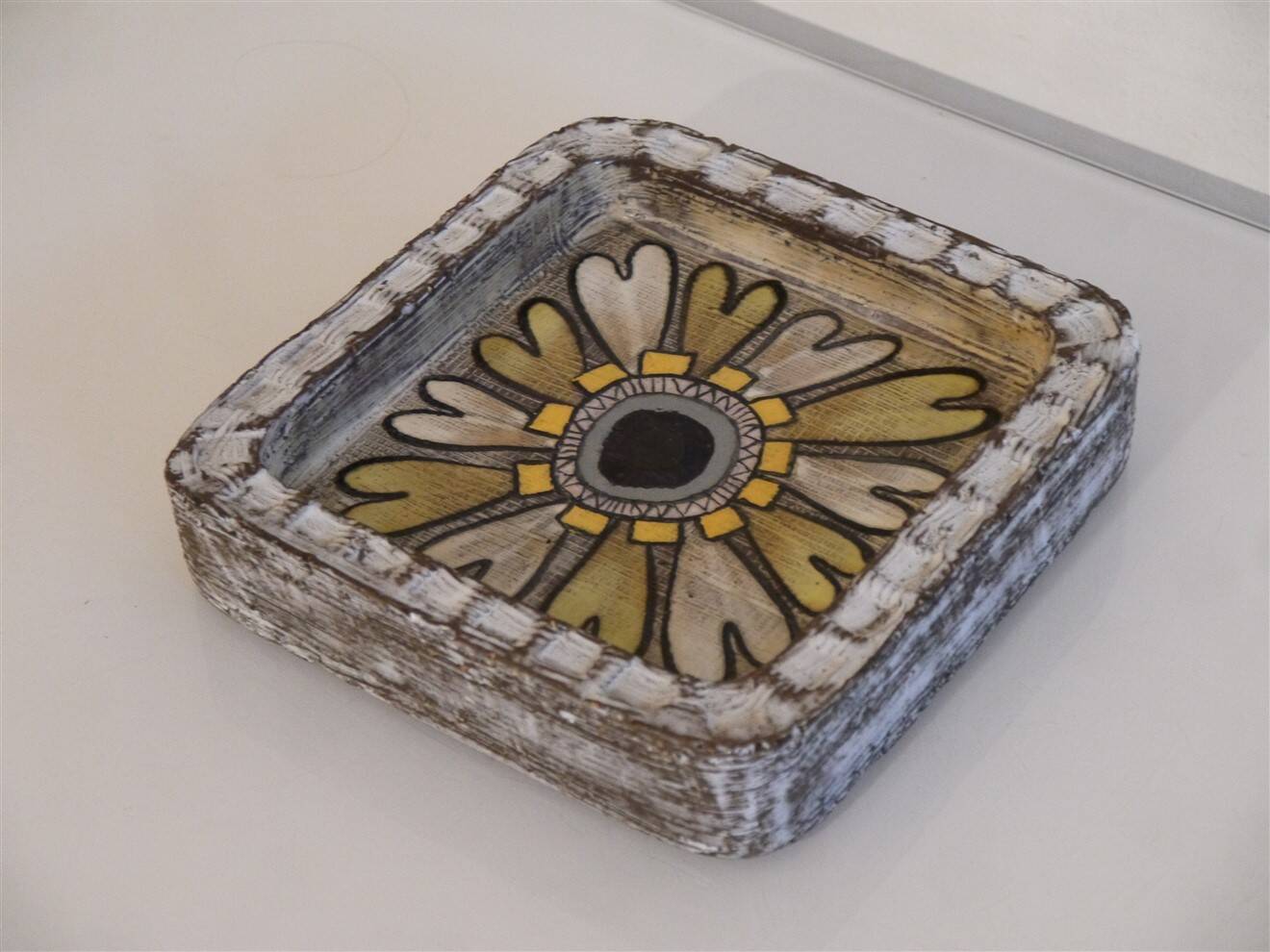 Mari Simmulson ceramic trinket tray
