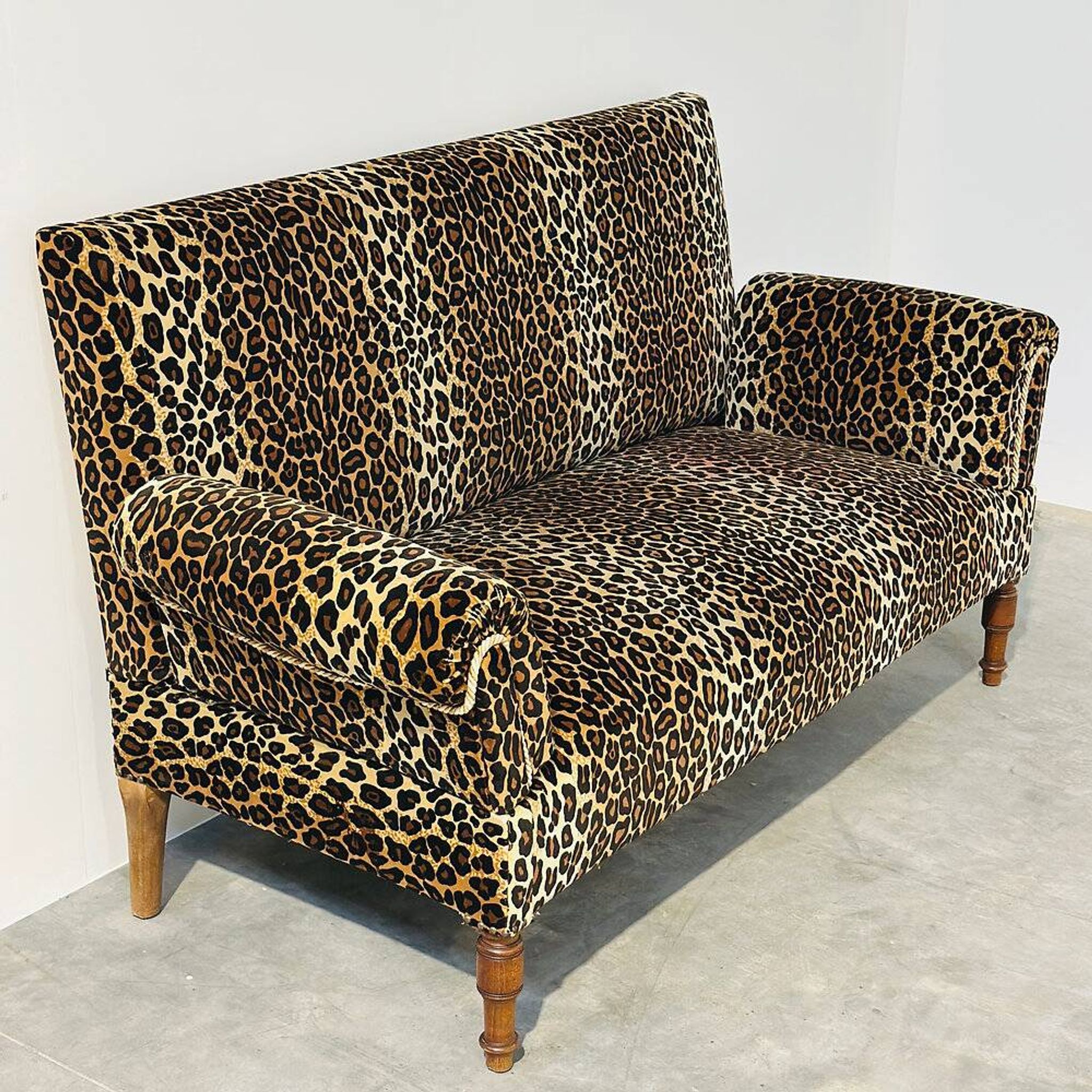 Sofa vintage en velours léopard / sofa mural avec accoudoirs rabattables, France.