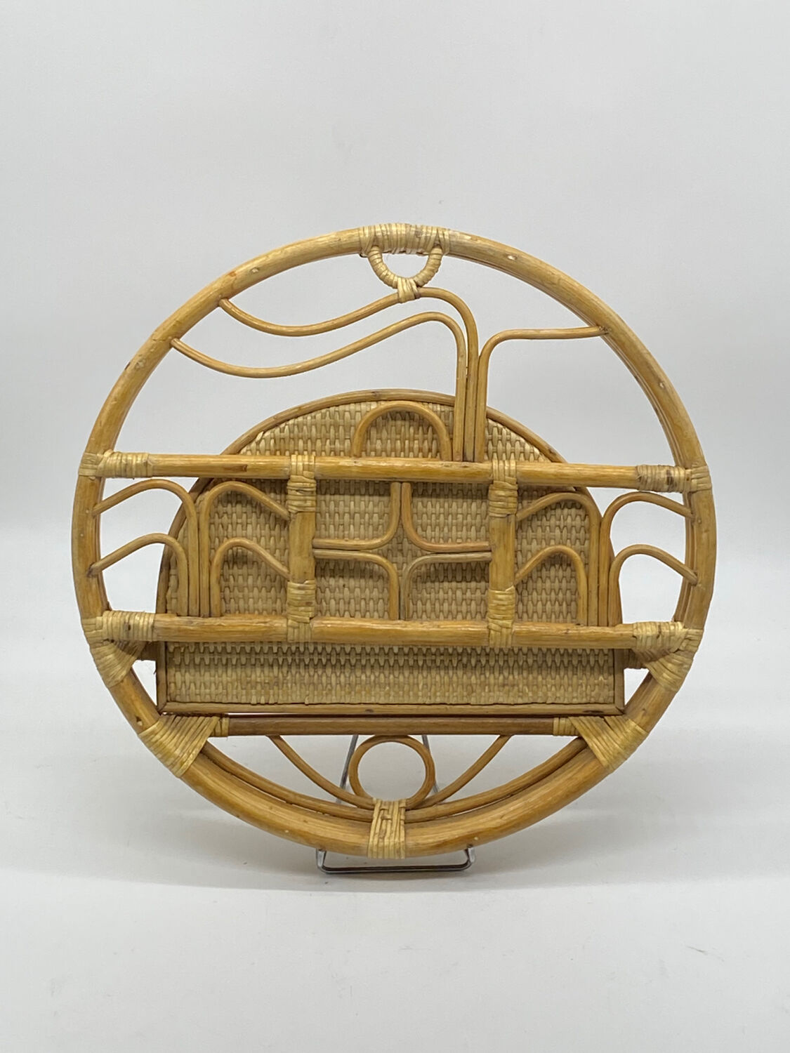 Small hanging shelf in rattan / natural fibers, vintage