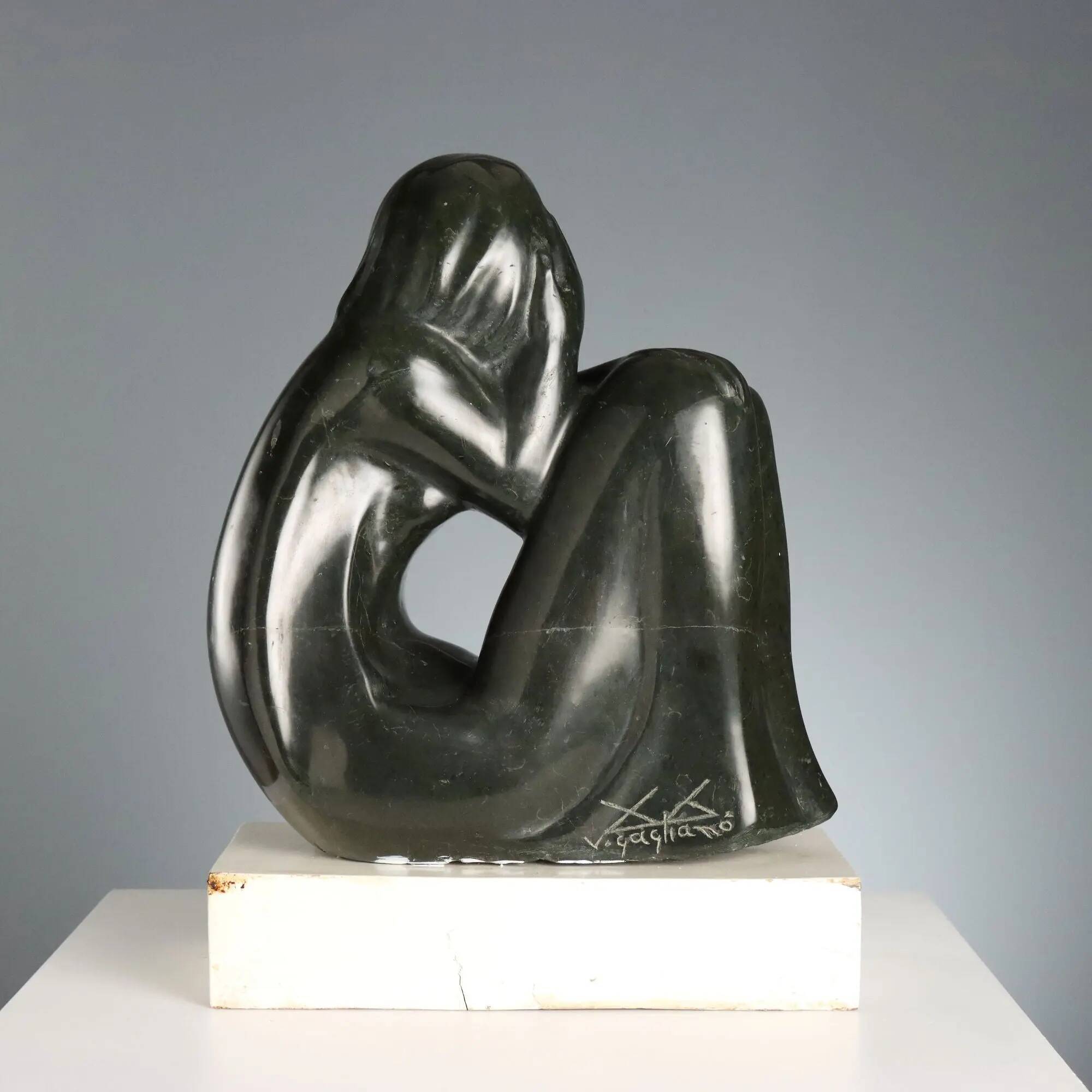 Modern female nude in marble by Vittorio Gagliano, Italy, 1970s.