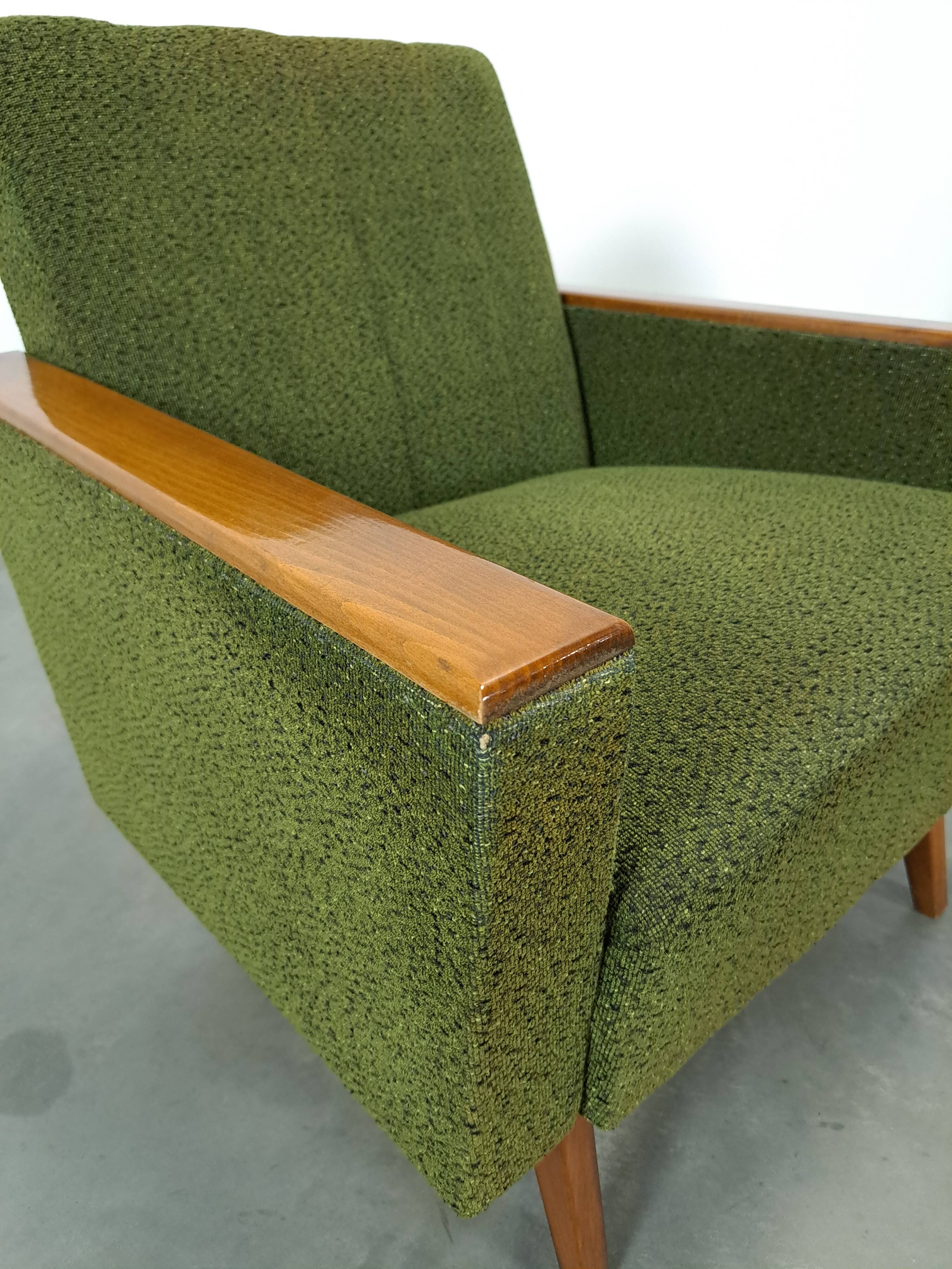 Fauteuil vert avec dossier en bois de teck